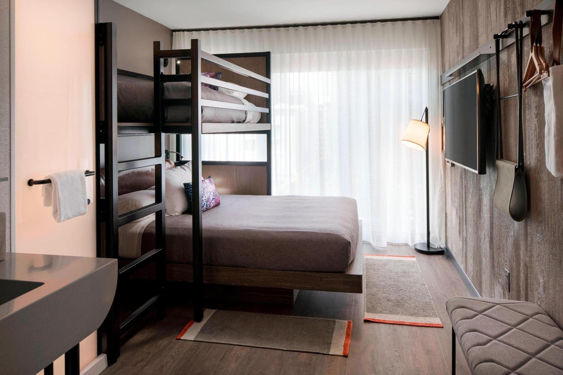 Moxy Chicago Downtown photo 9