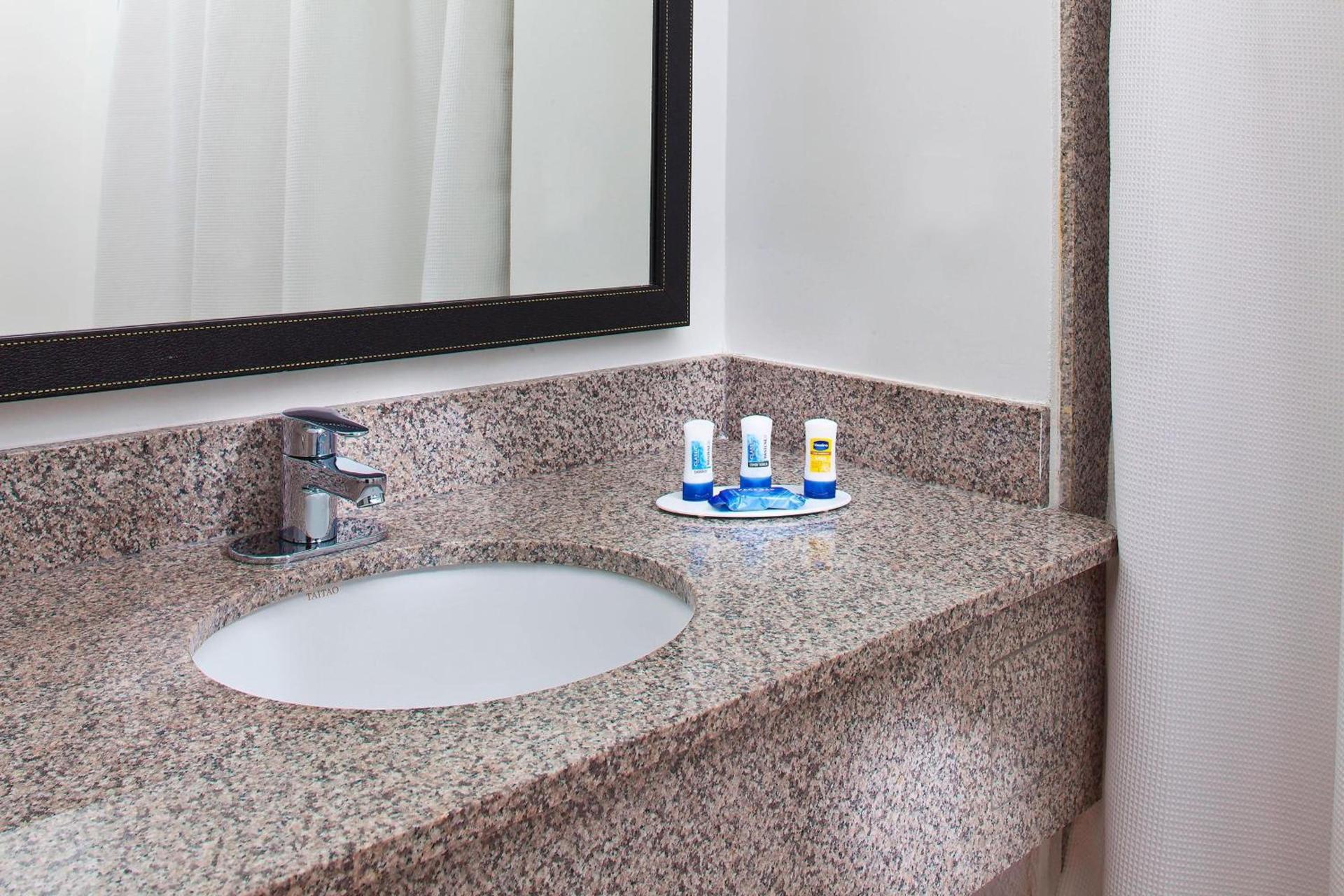 Fairfield Inn & Suites Houston Hobby Airport photo 6