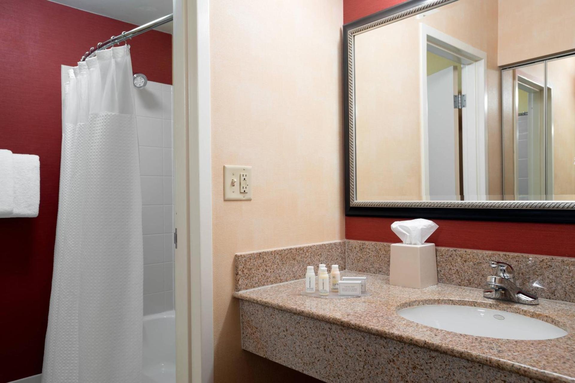 Courtyard by Marriott Indianapolis Airport photo 11