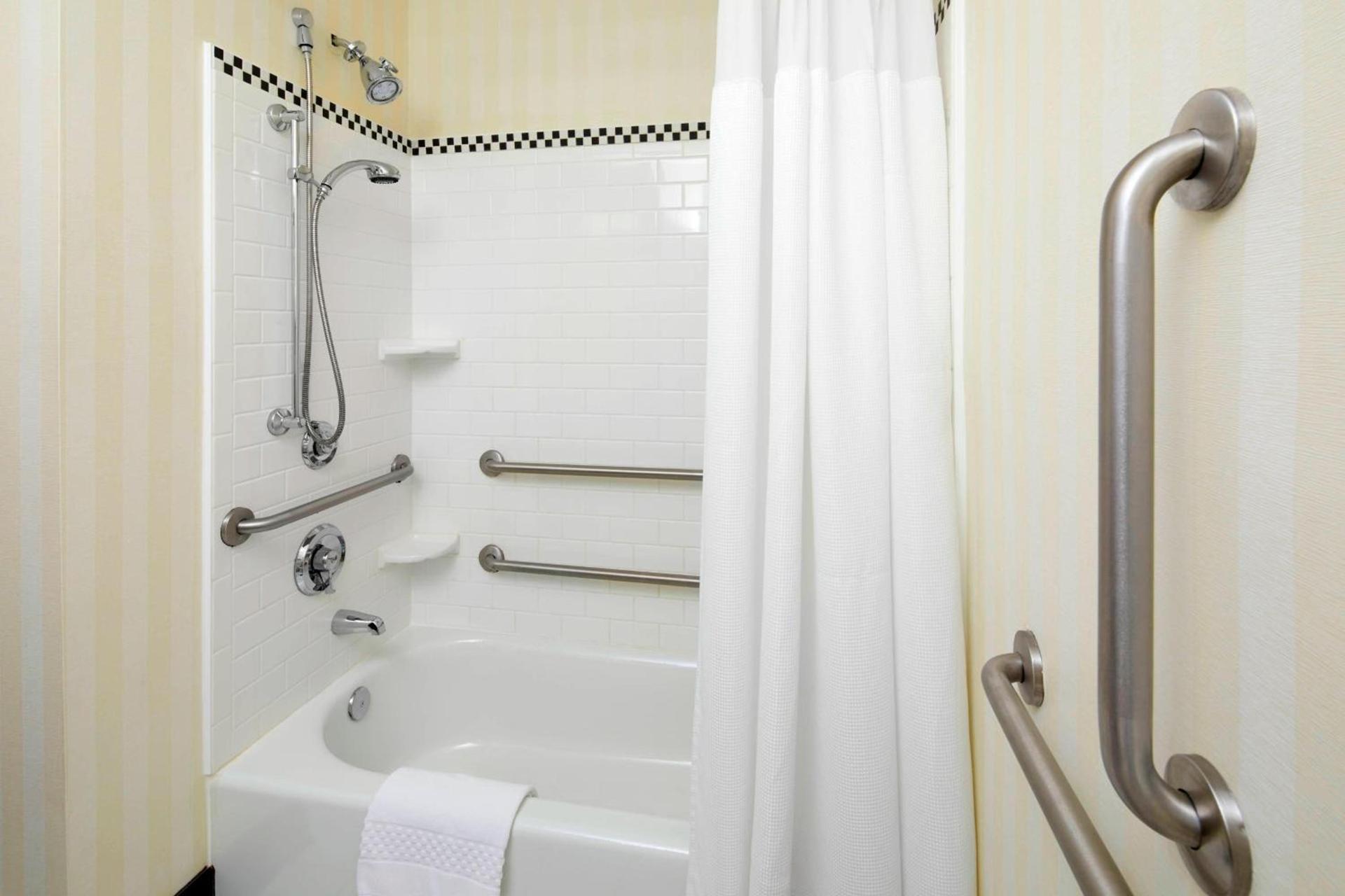 Fairfield Inn & Suites by Marriott Cumberland photo 11