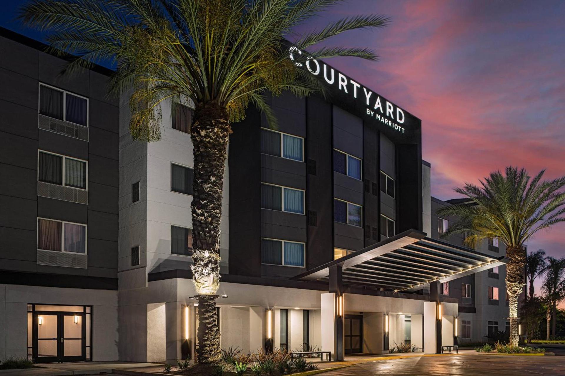 Courtyard by Marriott Anaheim Resort/Convention Center photo 1