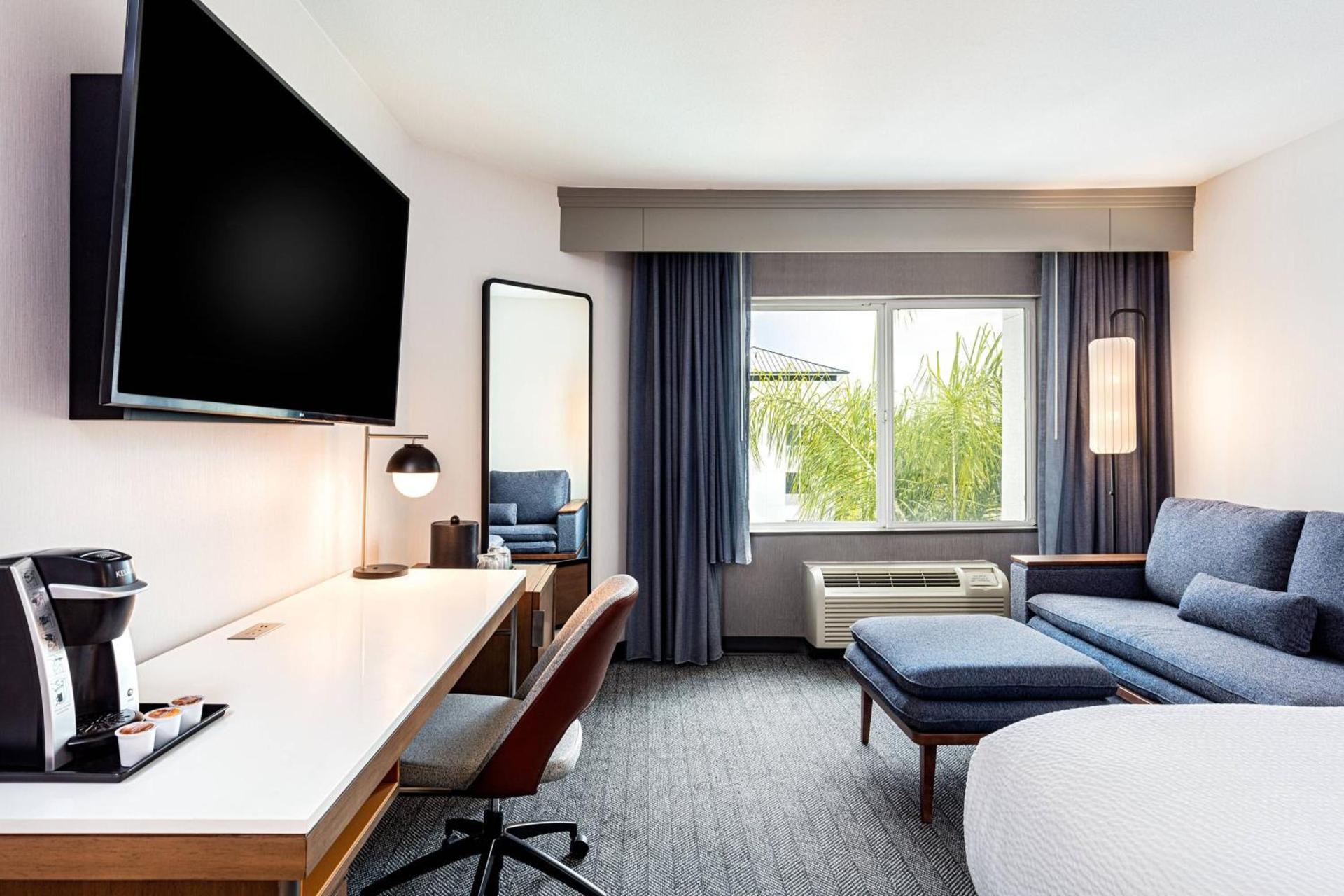 Courtyard by Marriott Anaheim Resort/Convention Center photo 5
