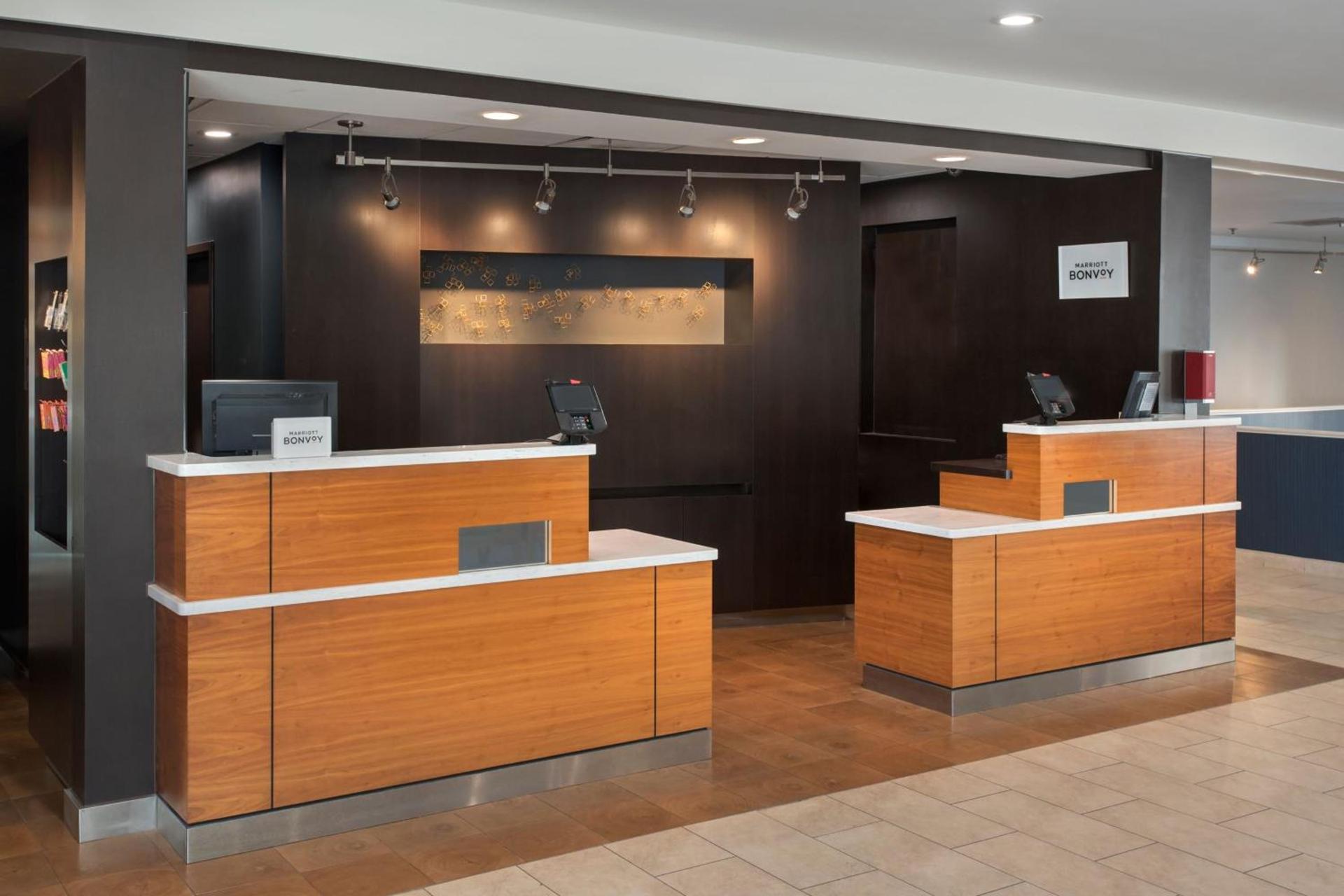 Courtyard by Marriott New Carrollton Landover photo 2