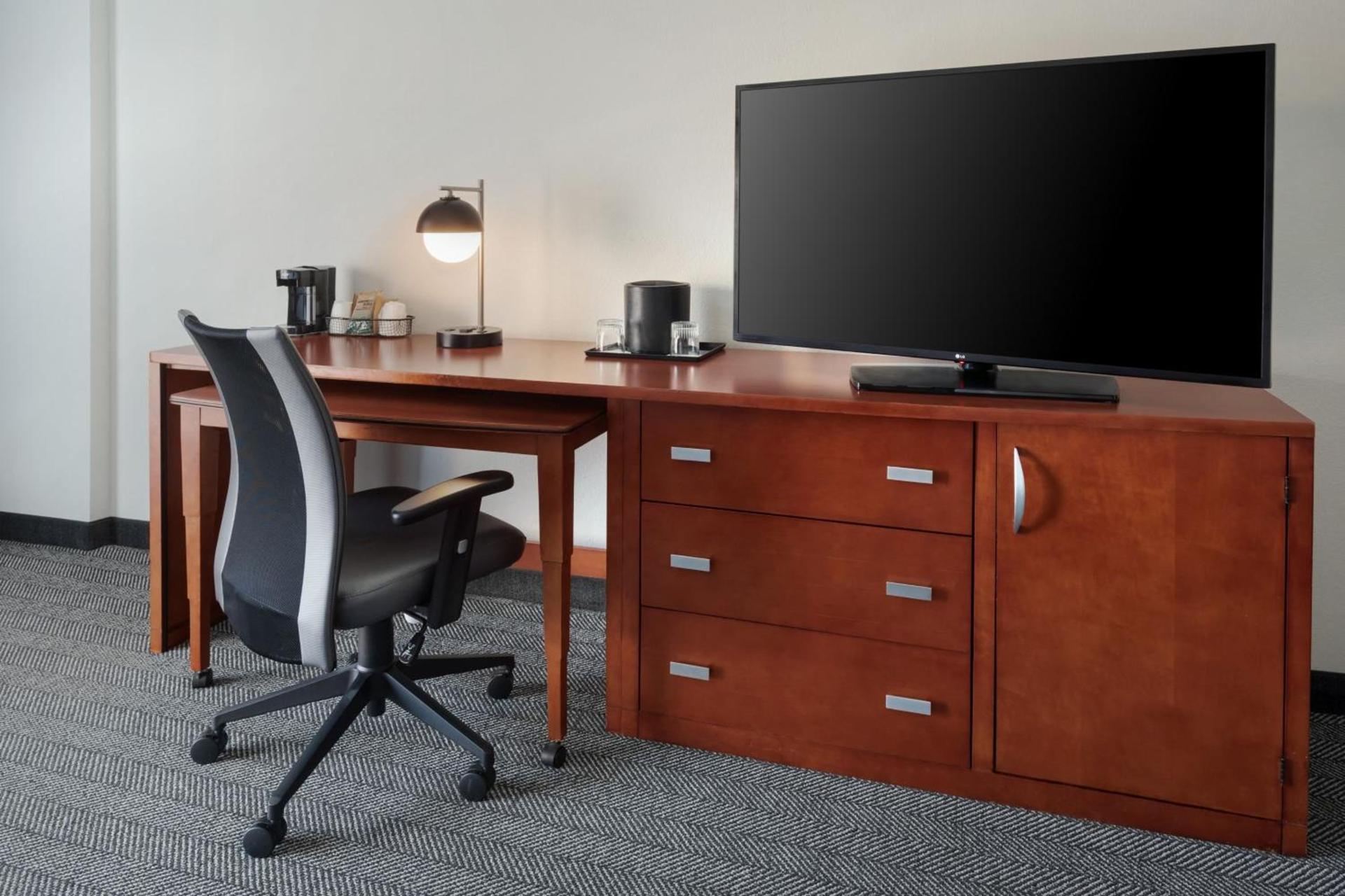 Courtyard by Marriott New Carrollton Landover photo 8