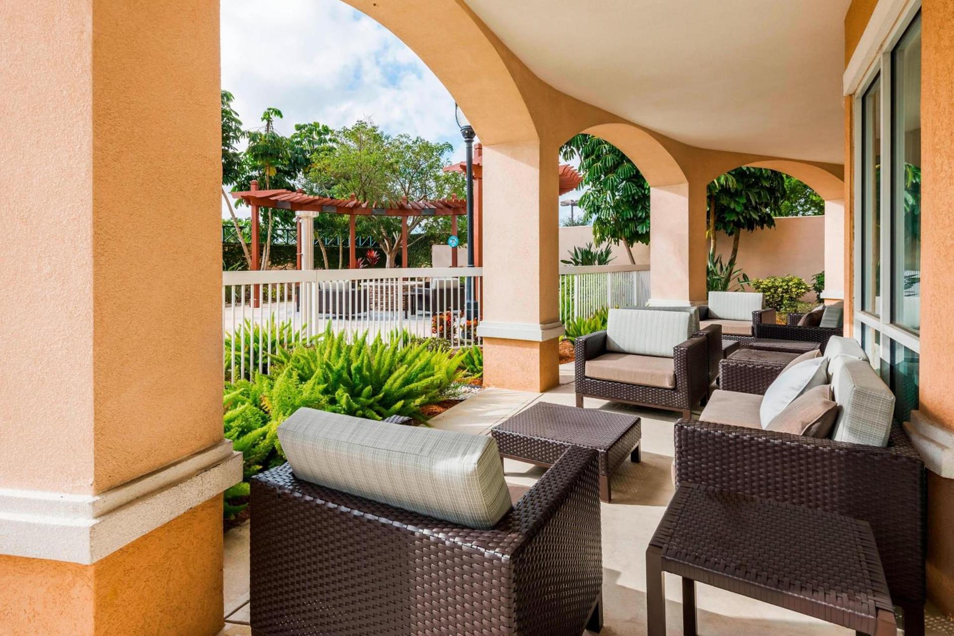 Courtyard Fort Myers at I-75 and Gulf Coast Town Center photo 4