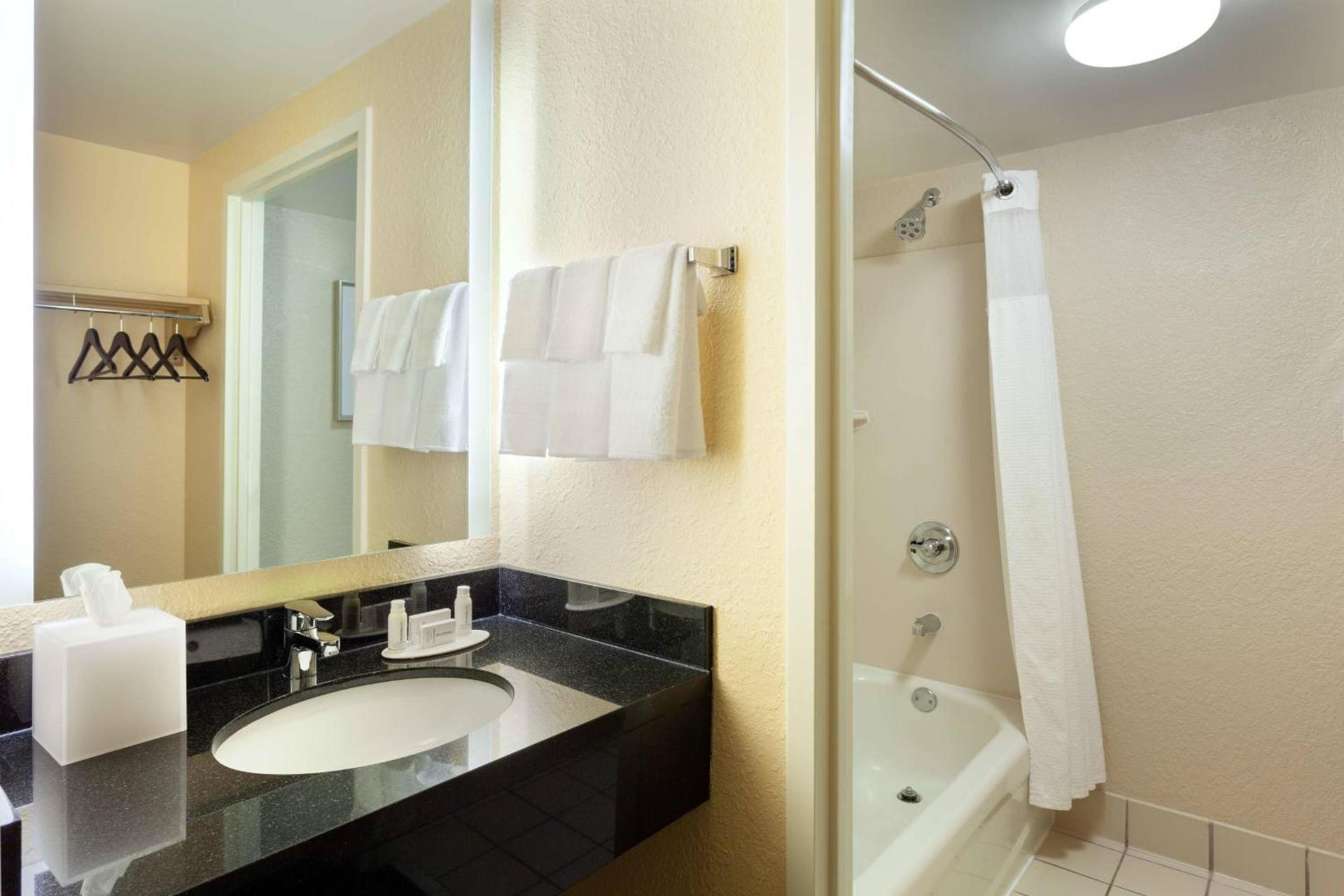 Fairfield Inn & Suites by Marriott Orlando Lake Buena Vista in the Marriott Village photo 13