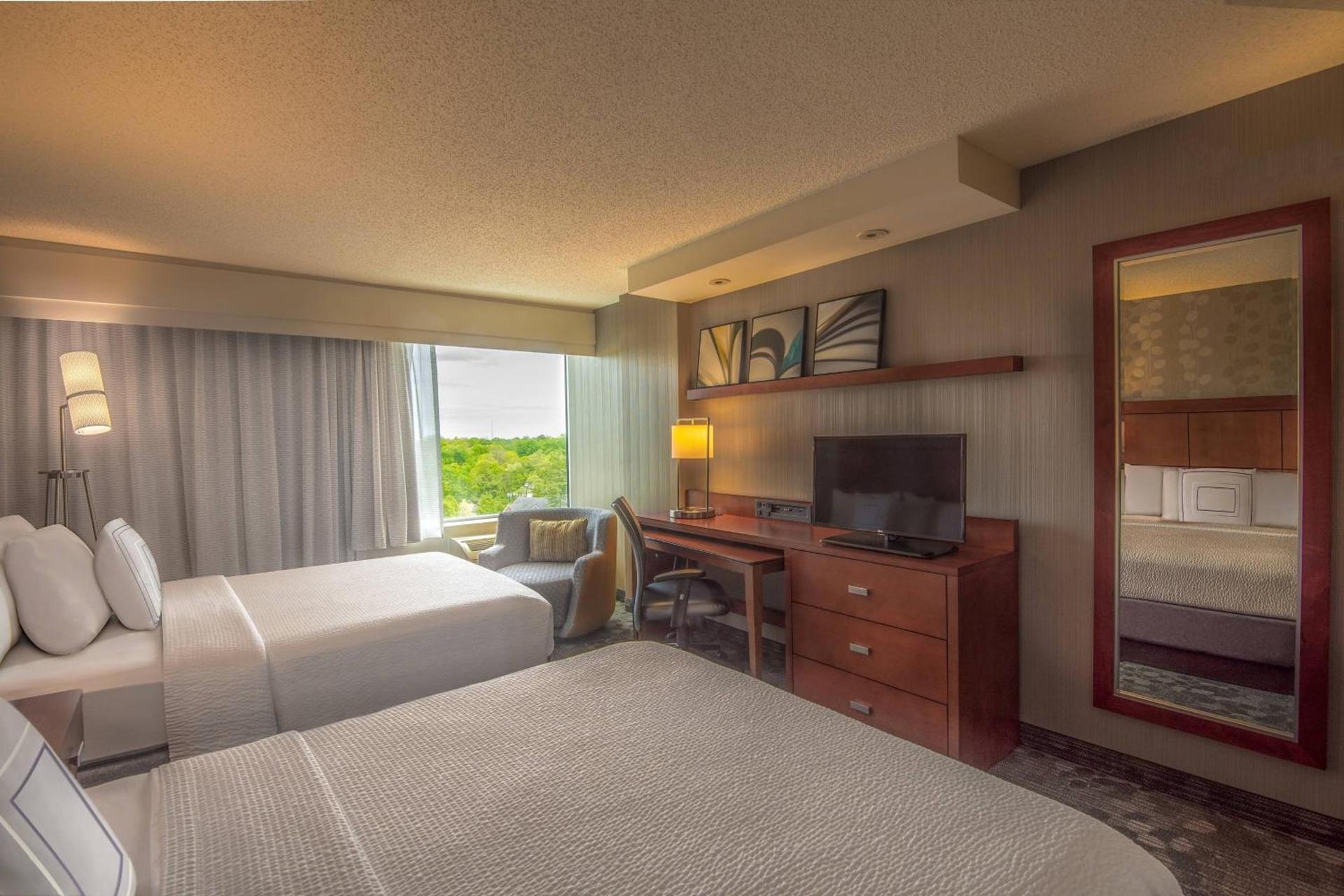 Courtyard by Marriott Bethesda Chevy Chase photo 5