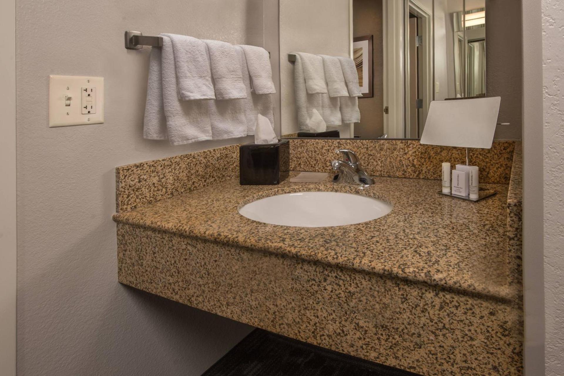 Courtyard by Marriott Dulles Town Center photo 8