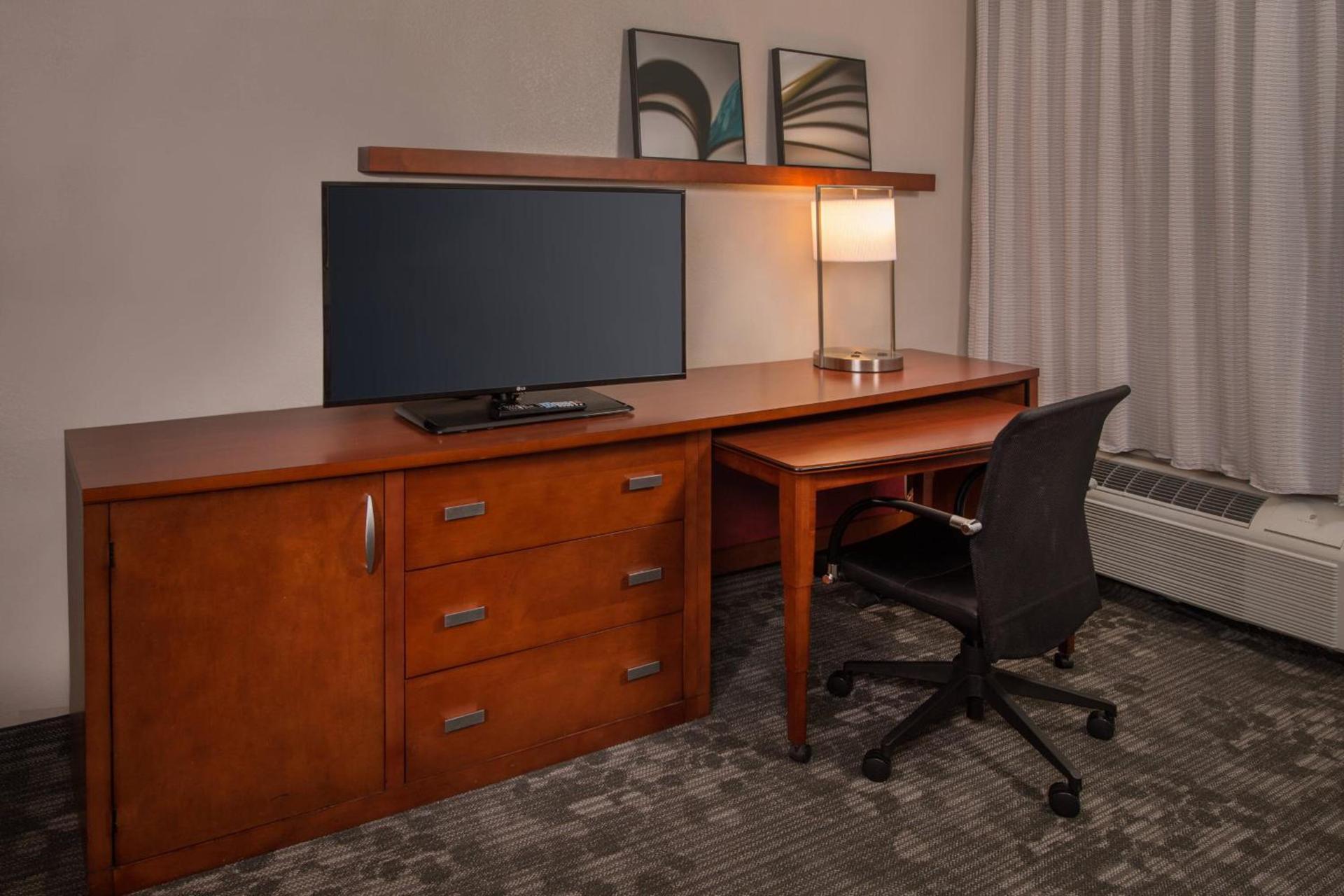Courtyard by Marriott Dulles Town Center photo 12