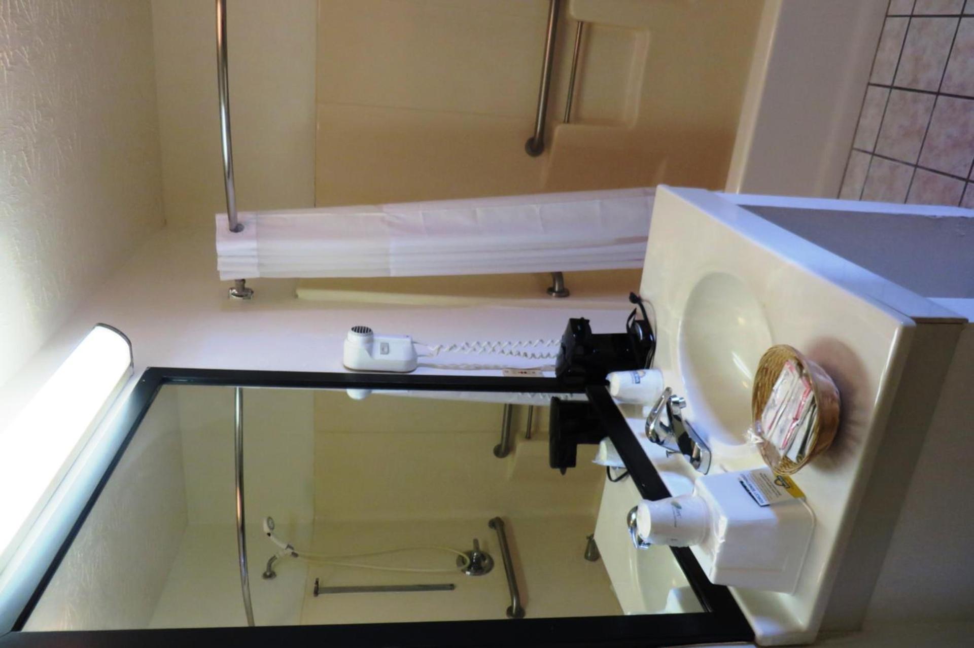 Days Inn by Wyndham Plainfield photo 25