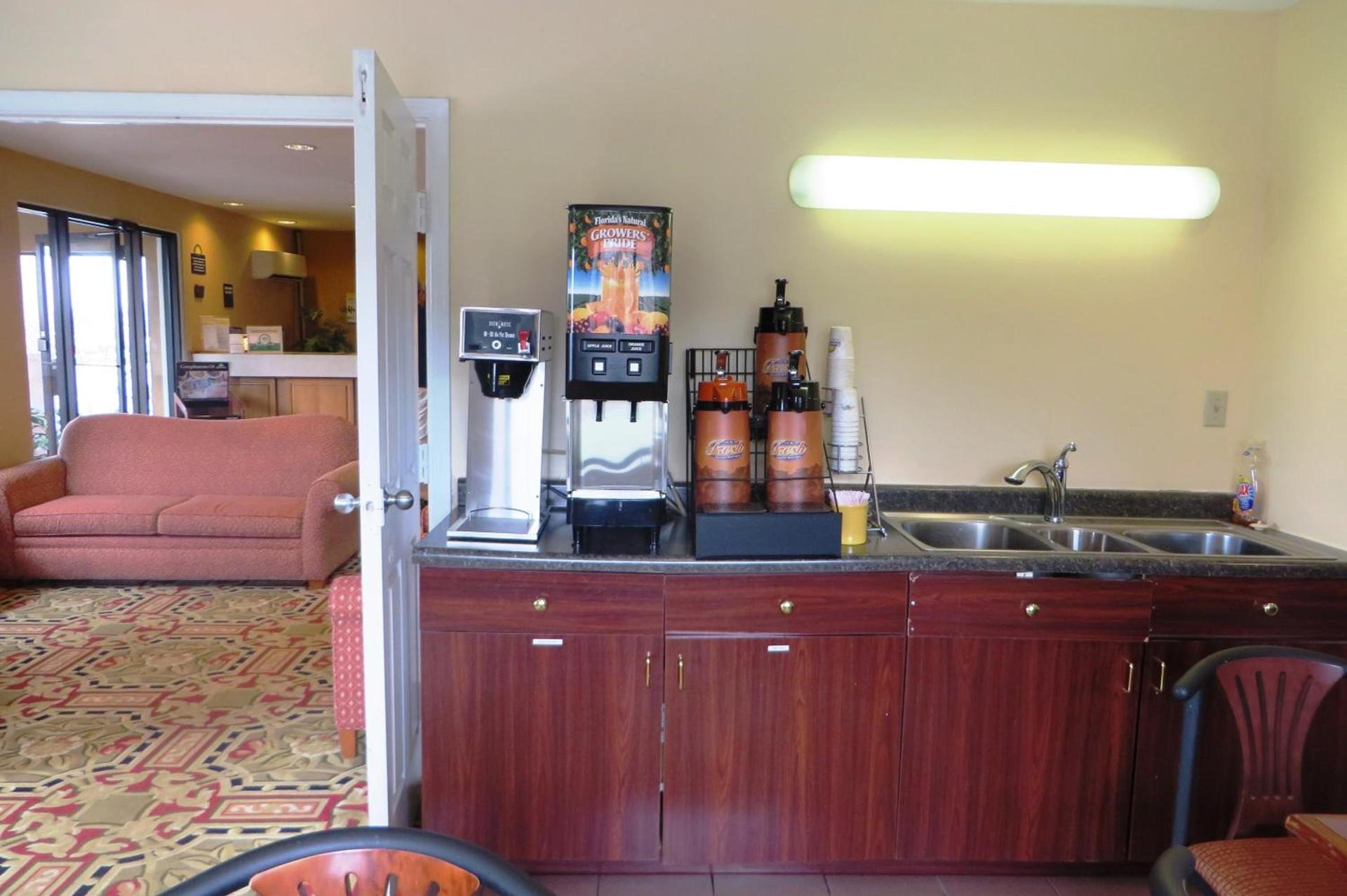 Days Inn by Wyndham Plainfield photo 16