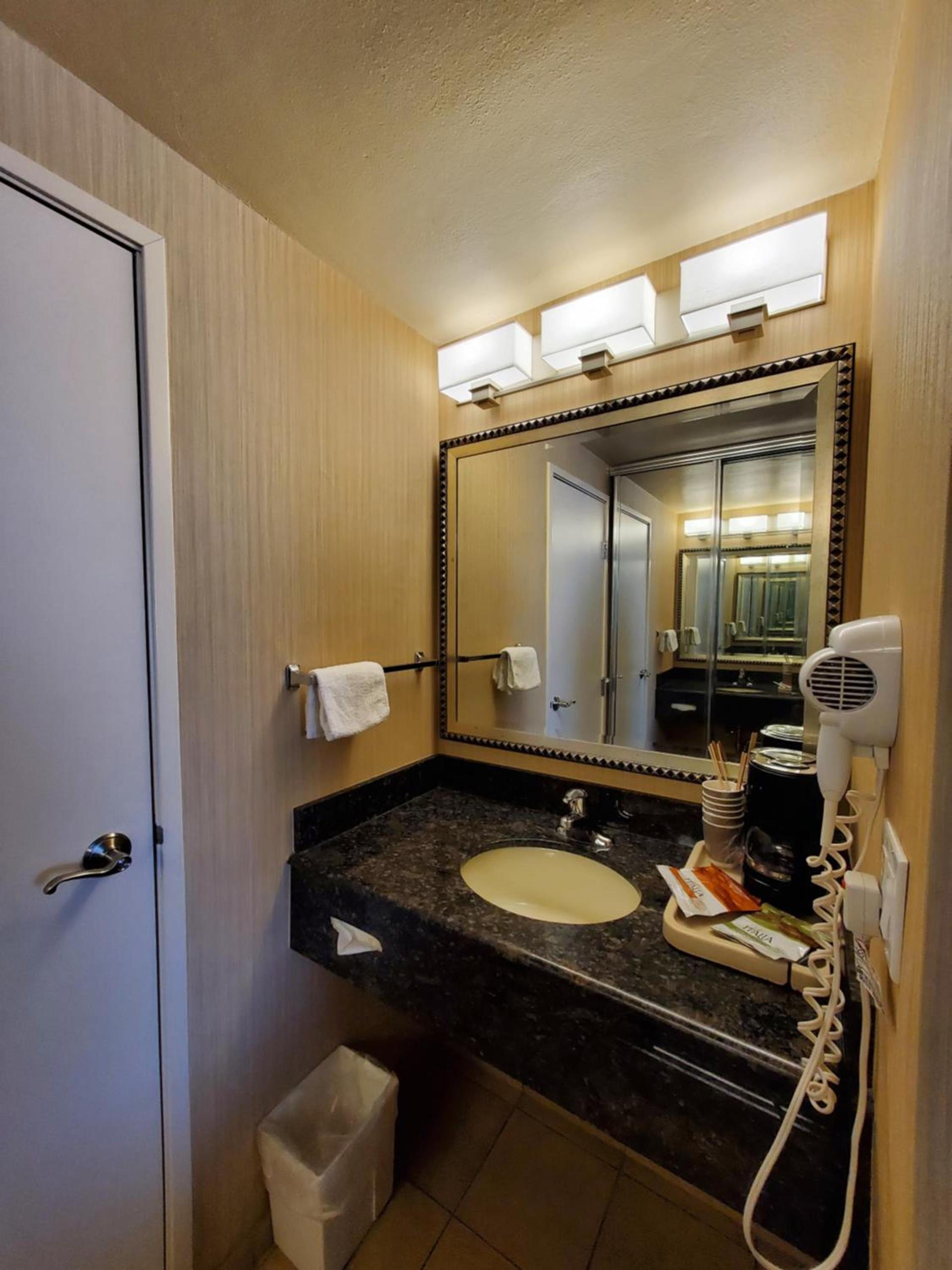 Royal Pacific Motor Inn photo 24