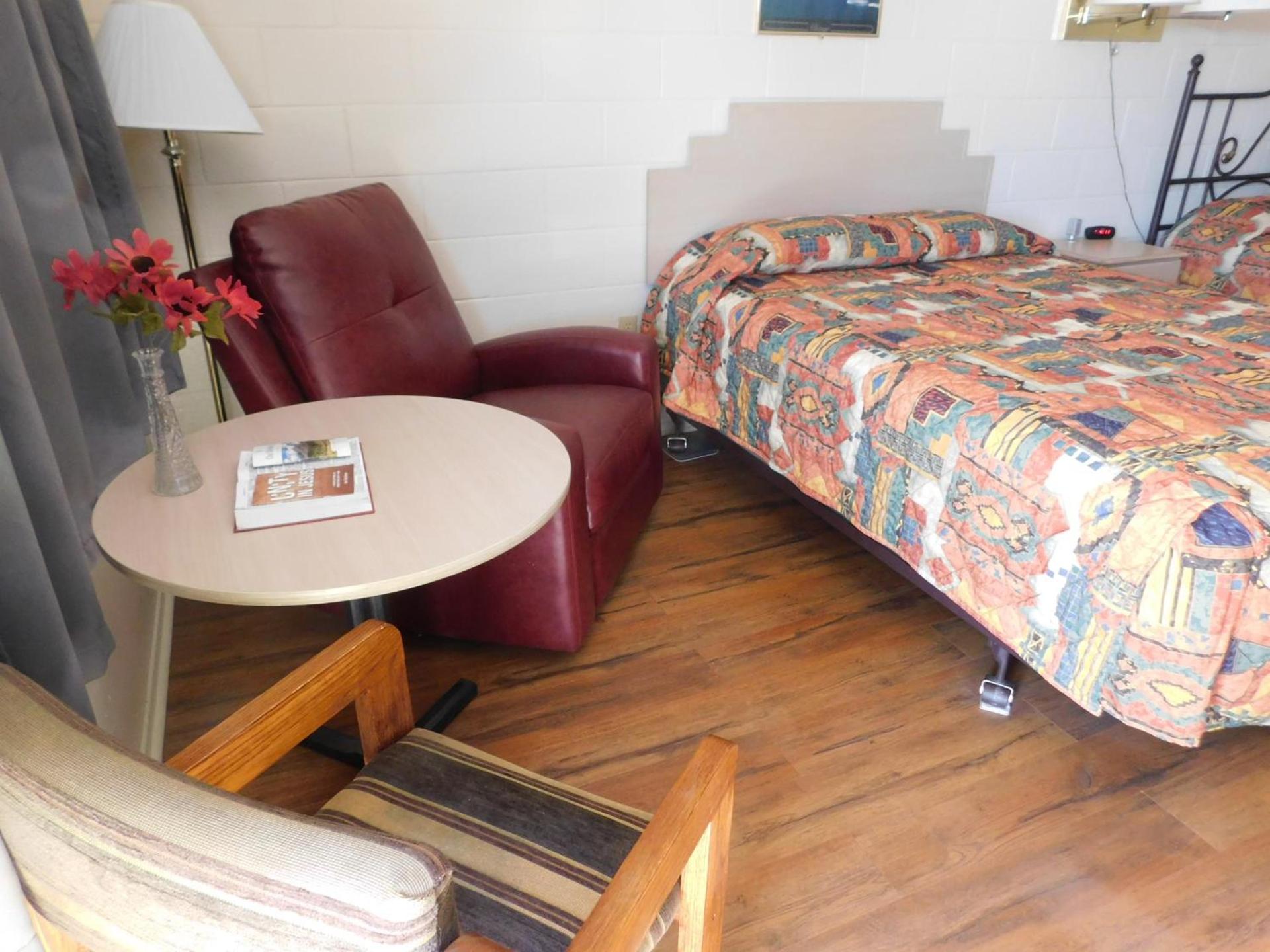 Royal Host Motel photo 16