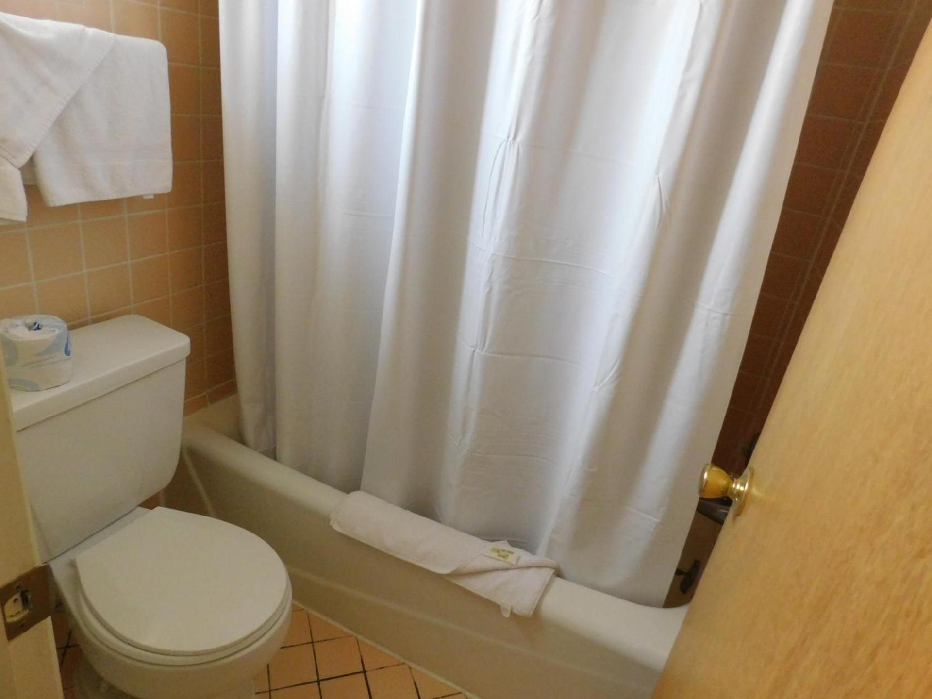 Royal Host Motel photo 26