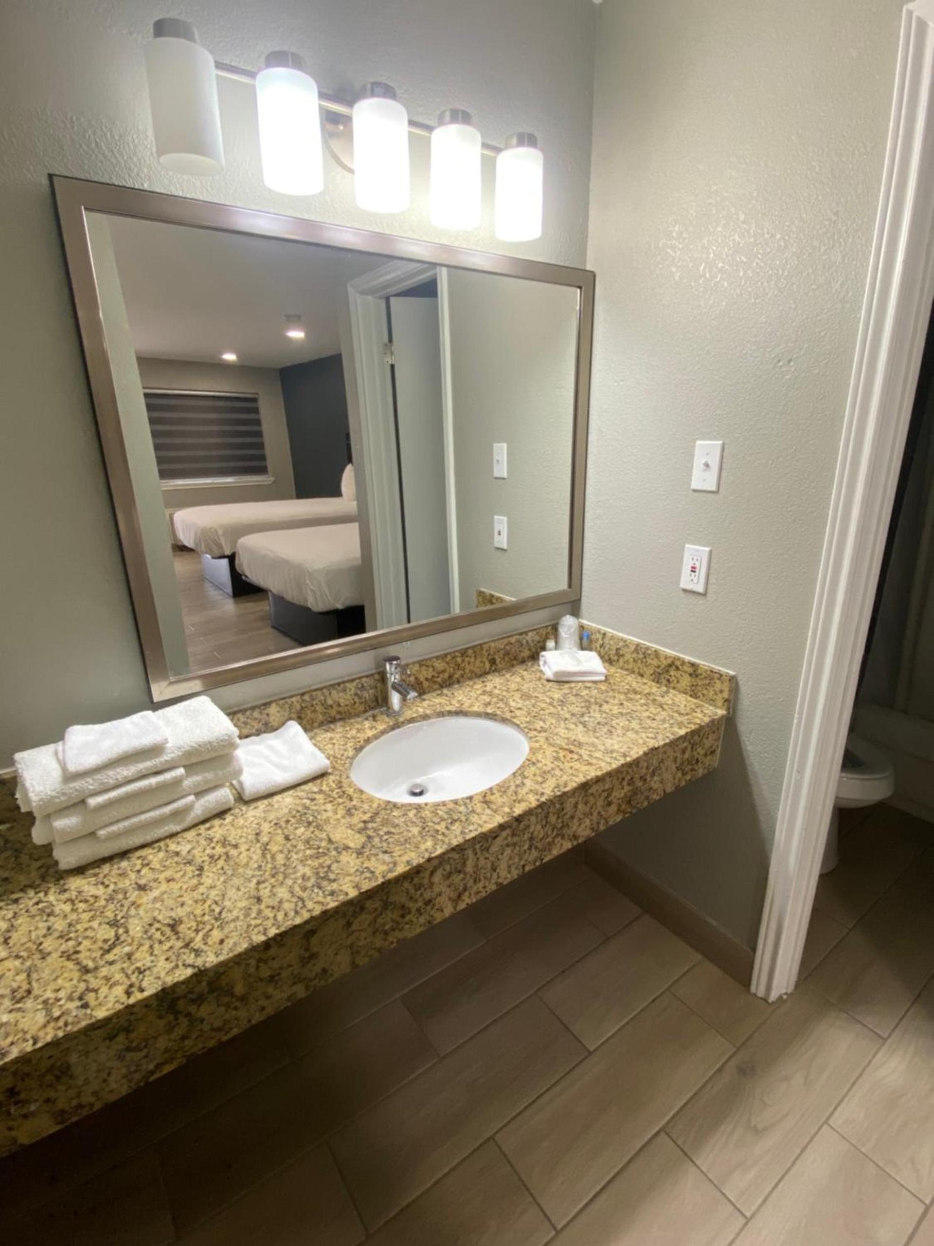 Falcon Executive Inn photo 13