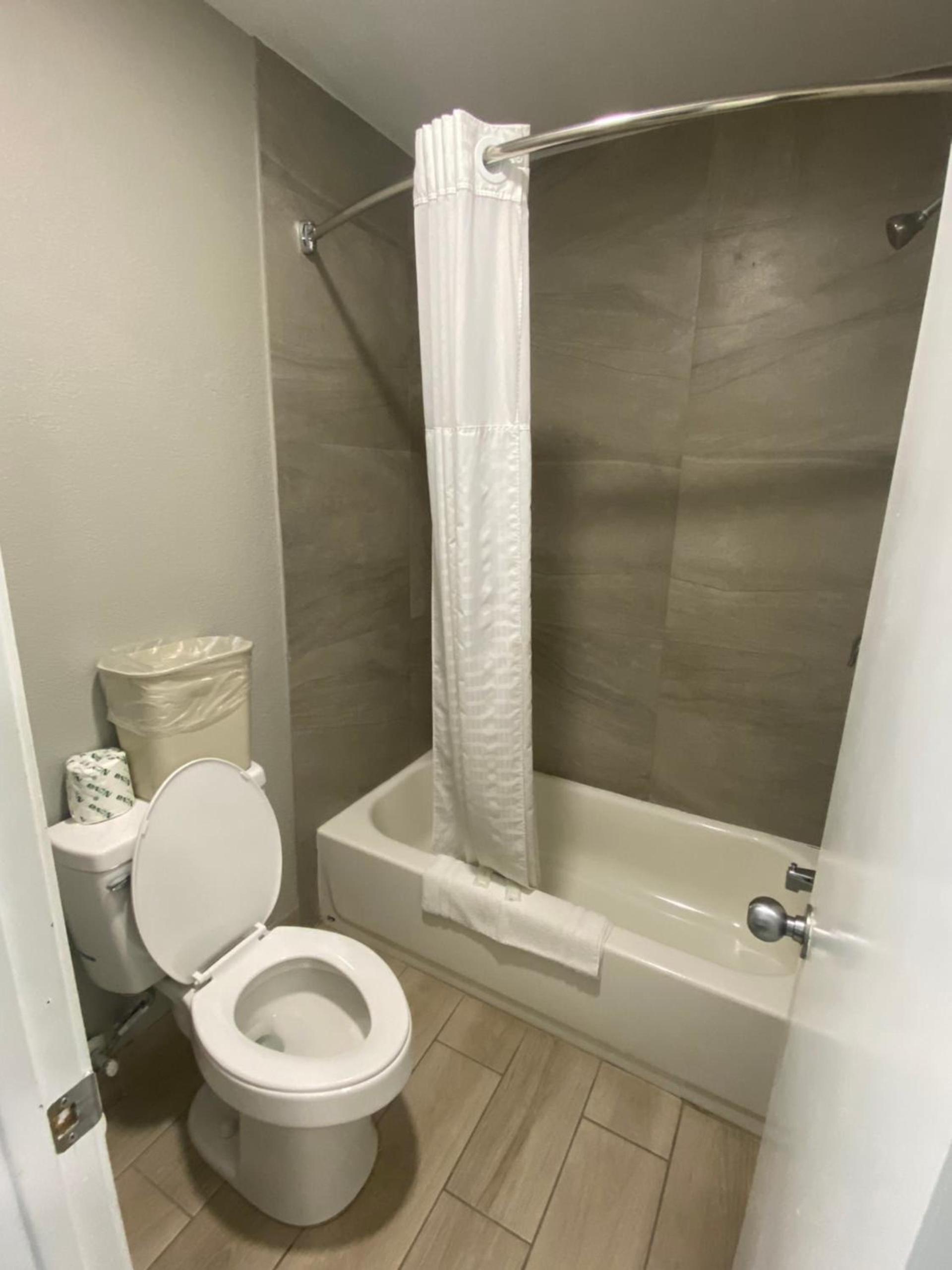 Falcon Executive Inn photo 12