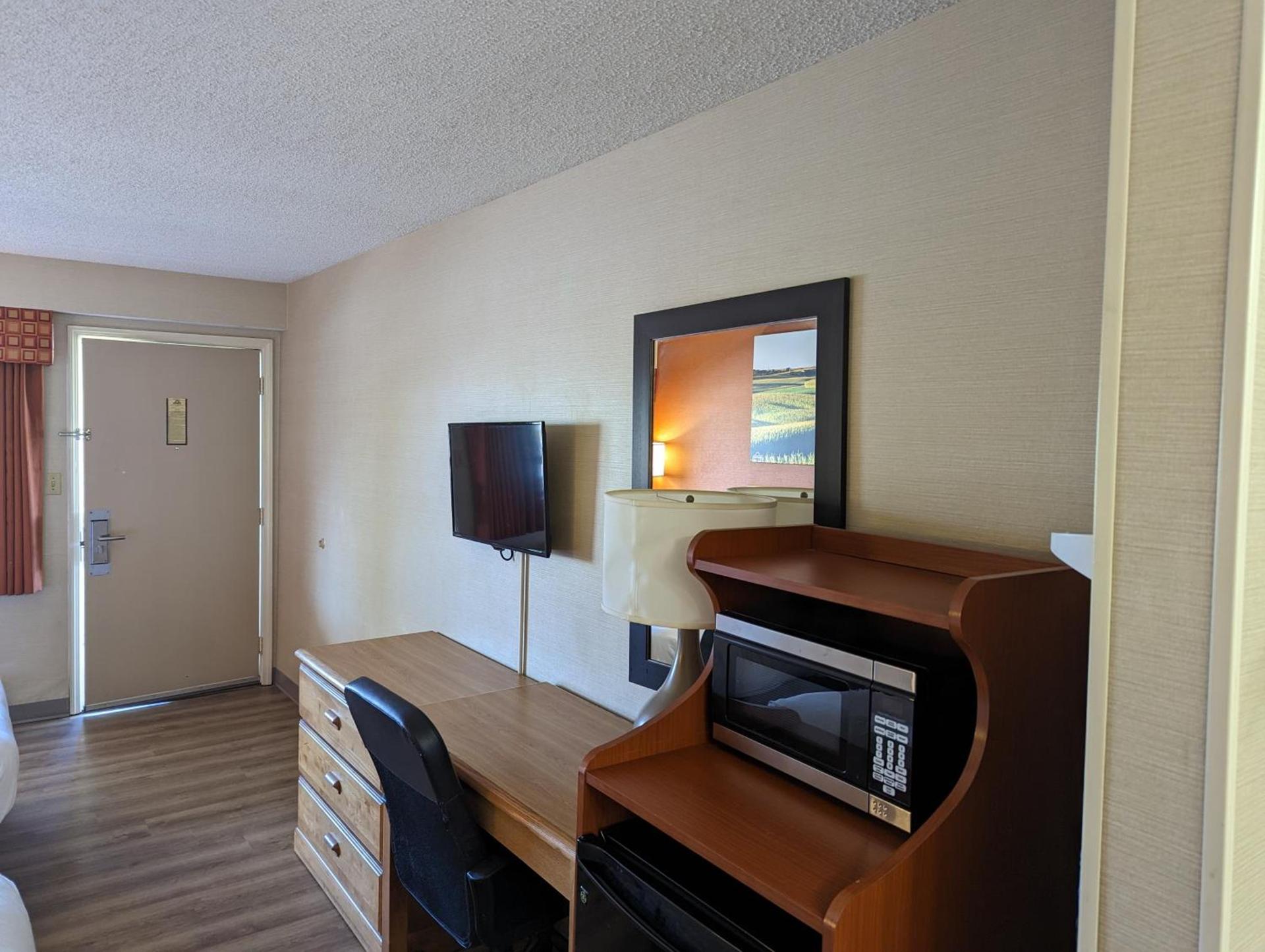 Days Inn by Wyndham Columbus Fairgrounds photo 33
