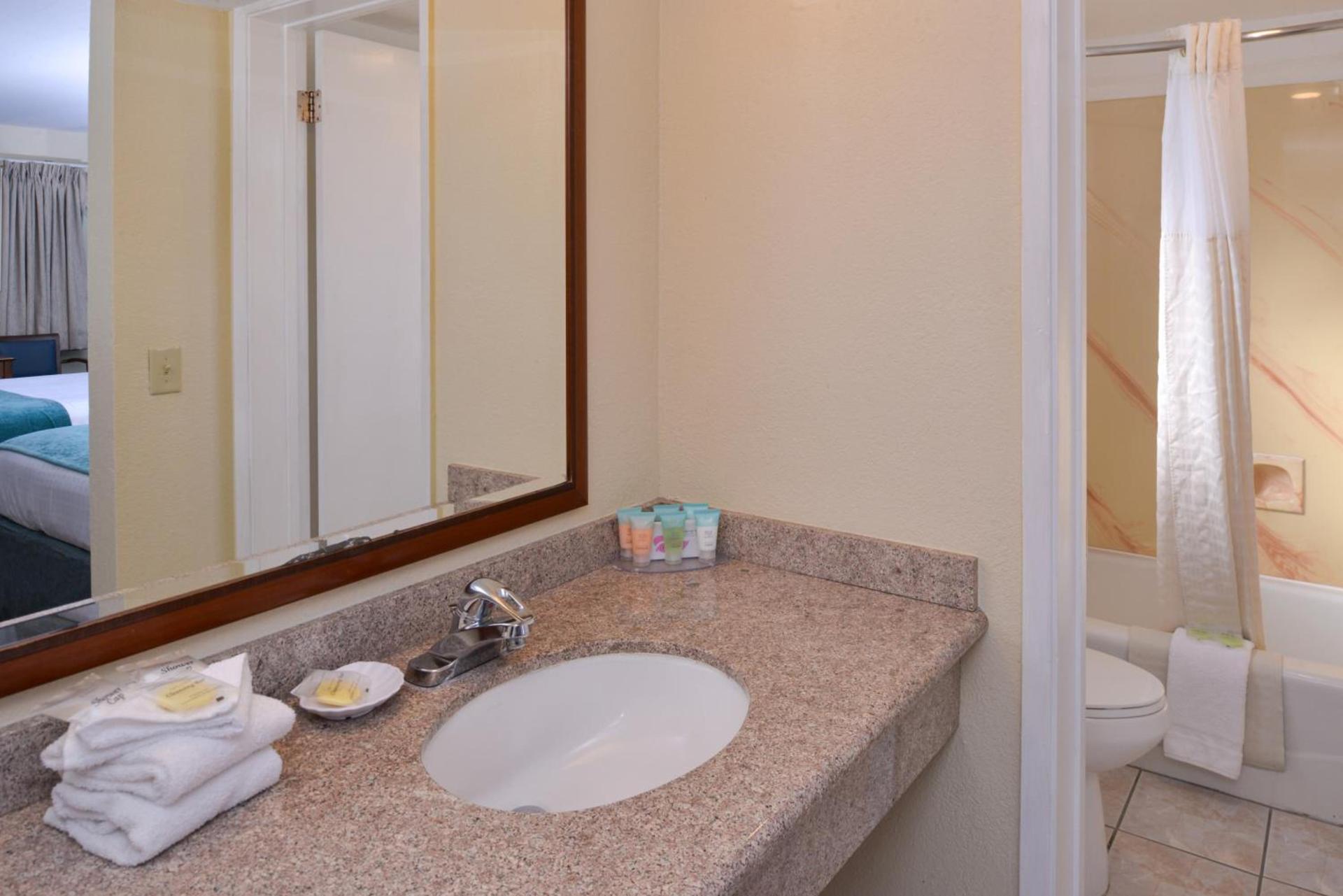 Edgewater Inn and Suites photo 4