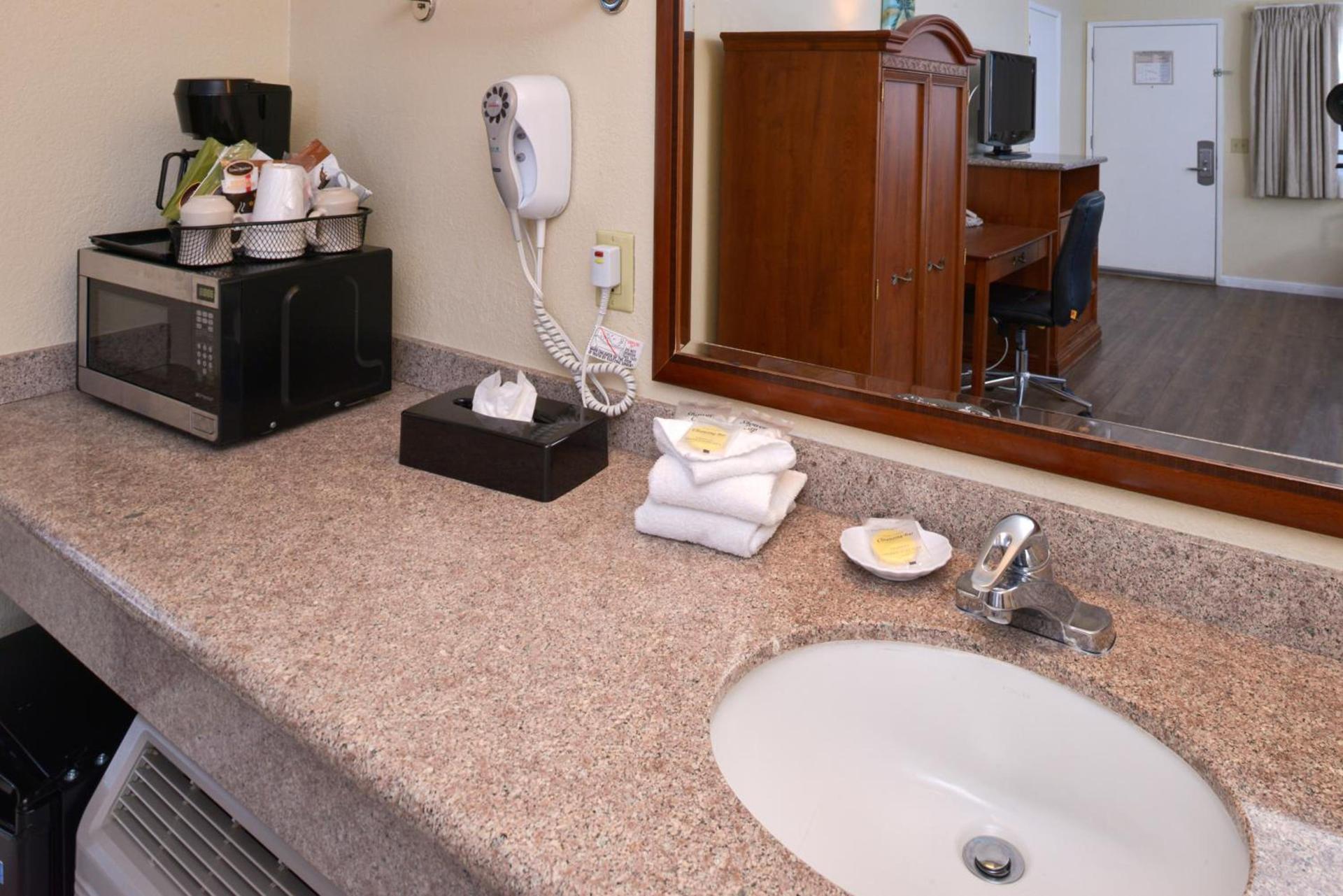 Edgewater Inn and Suites photo 5
