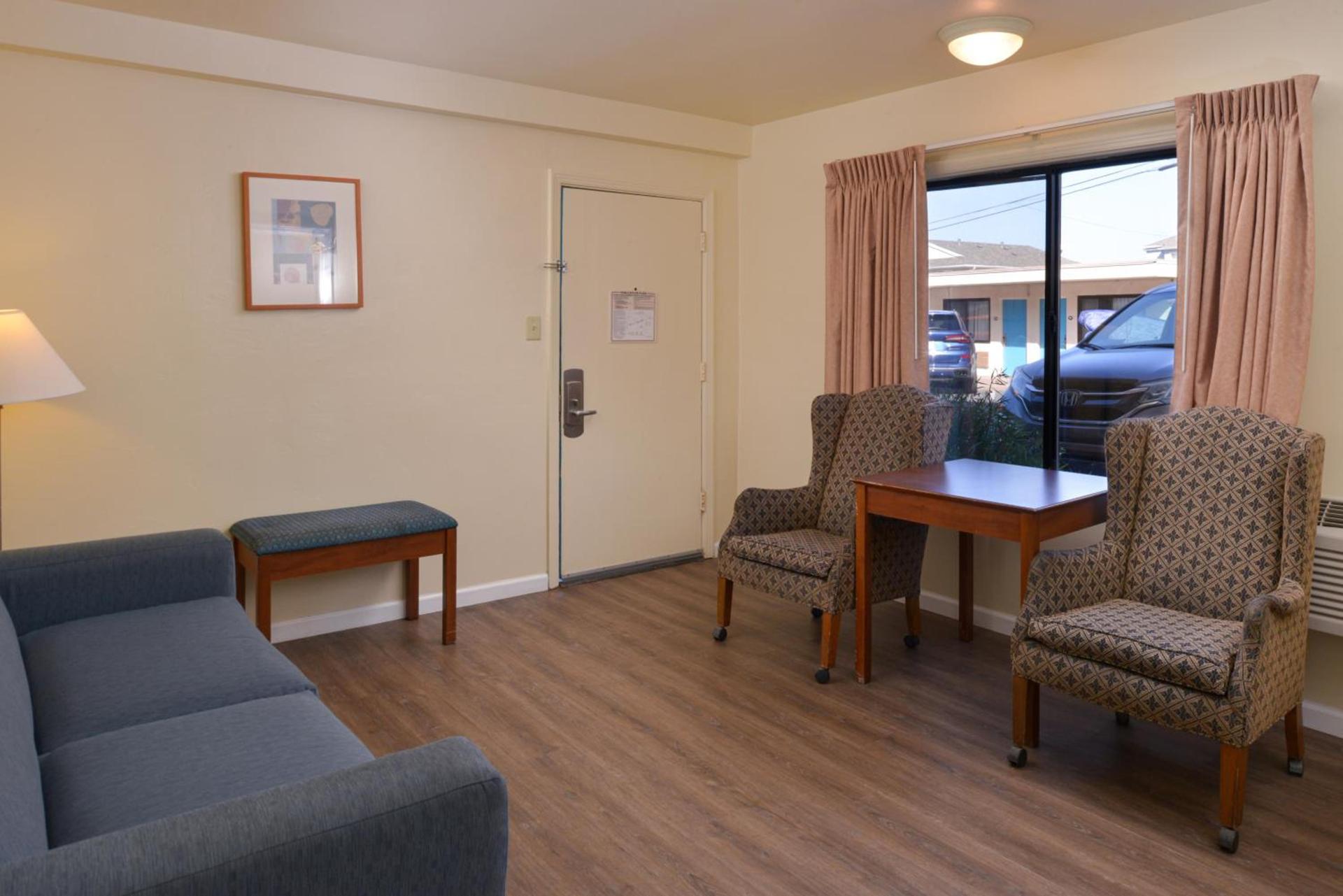 Edgewater Inn and Suites photo 2