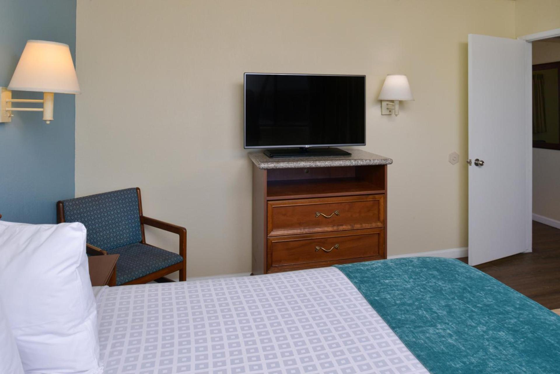 Edgewater Inn and Suites photo 75