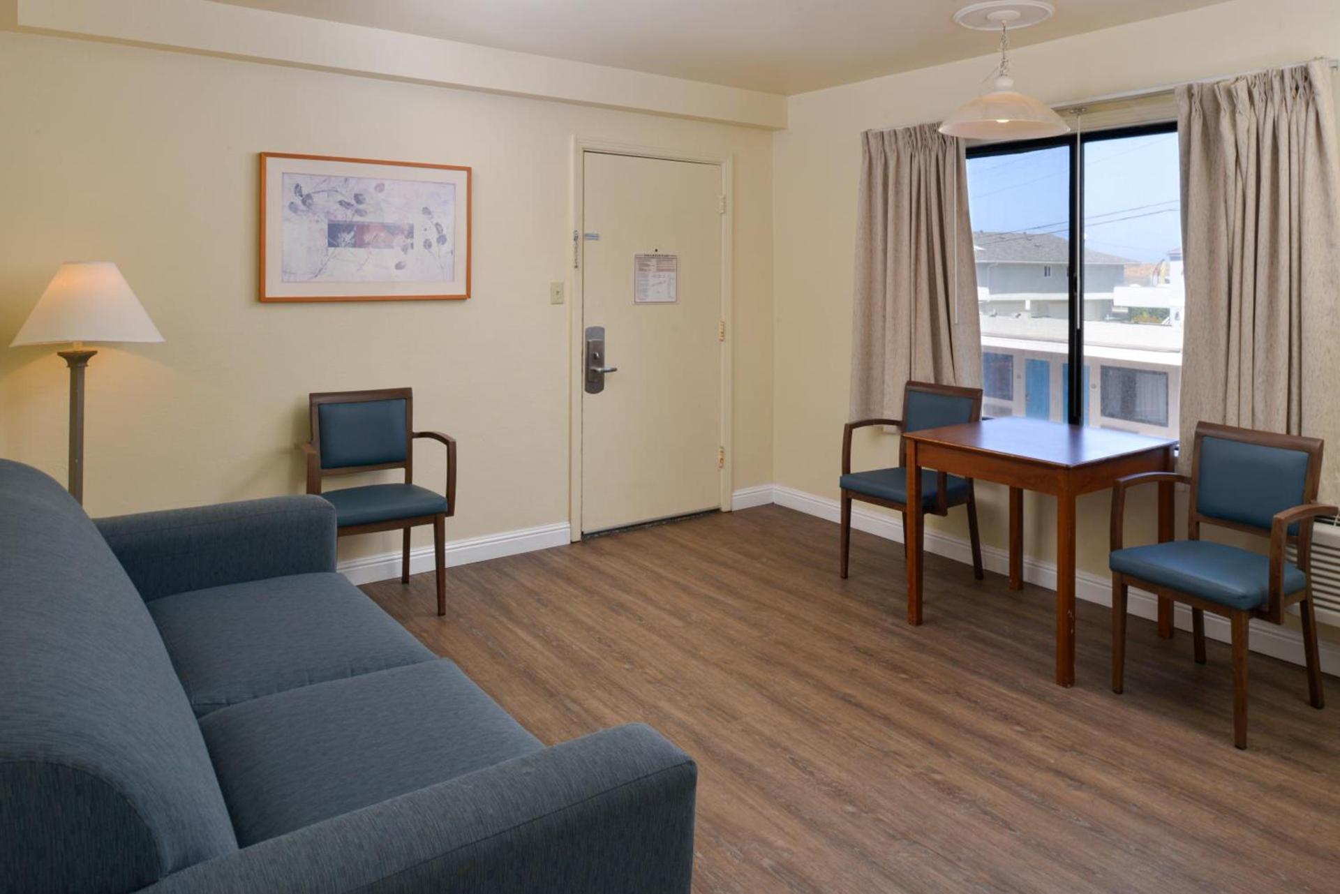Edgewater Inn and Suites photo 76