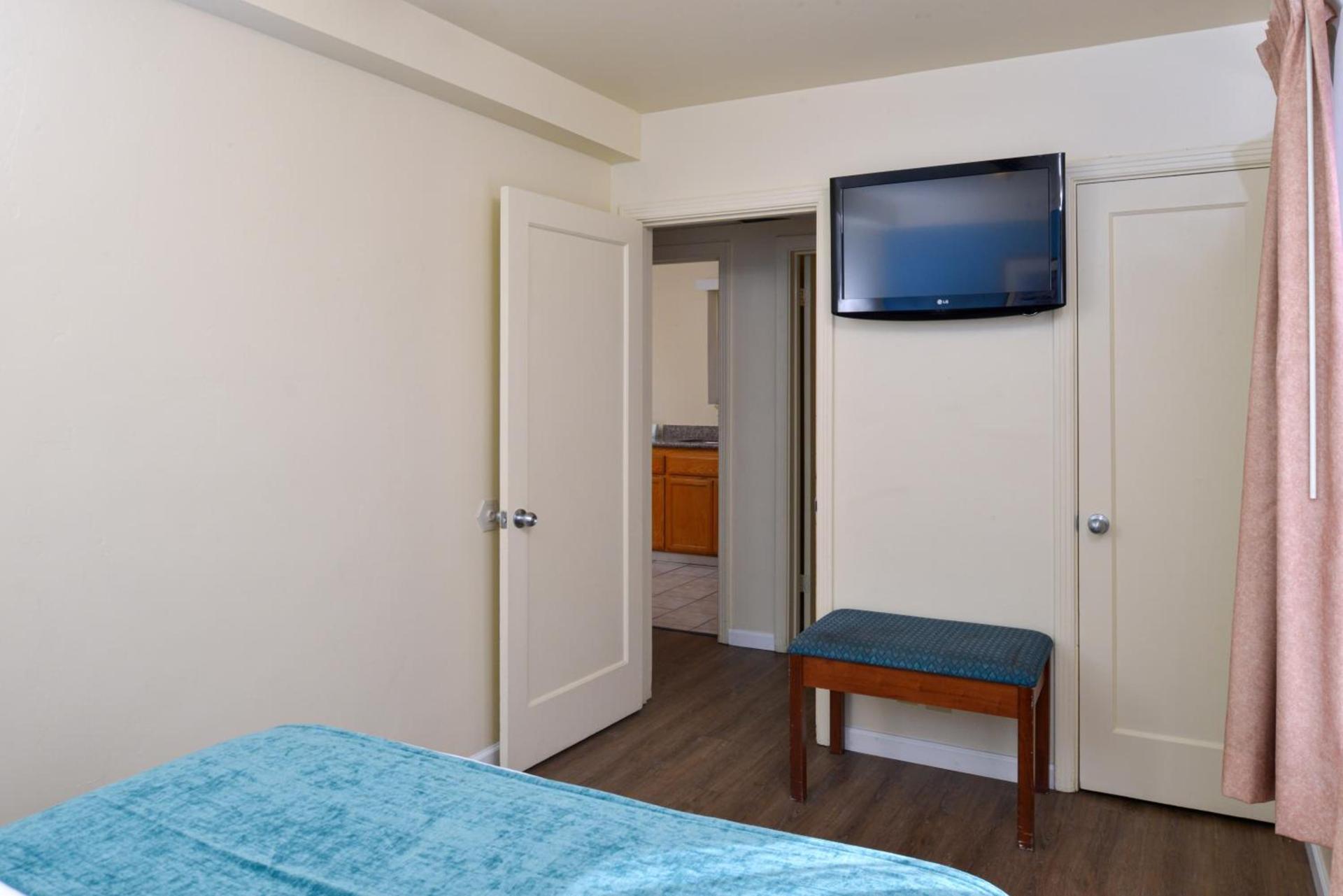 Edgewater Inn and Suites photo 77