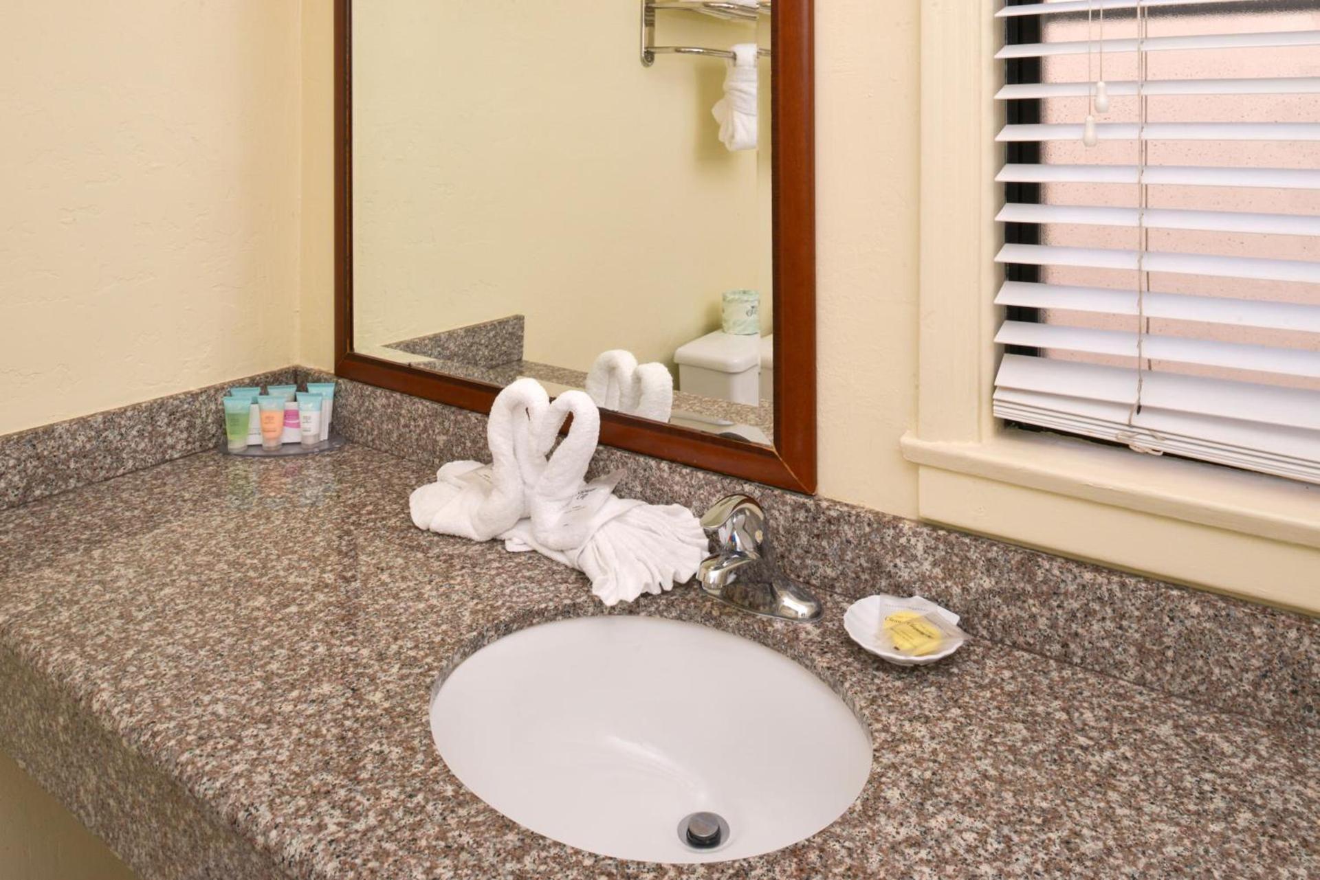 Edgewater Inn and Suites photo 80