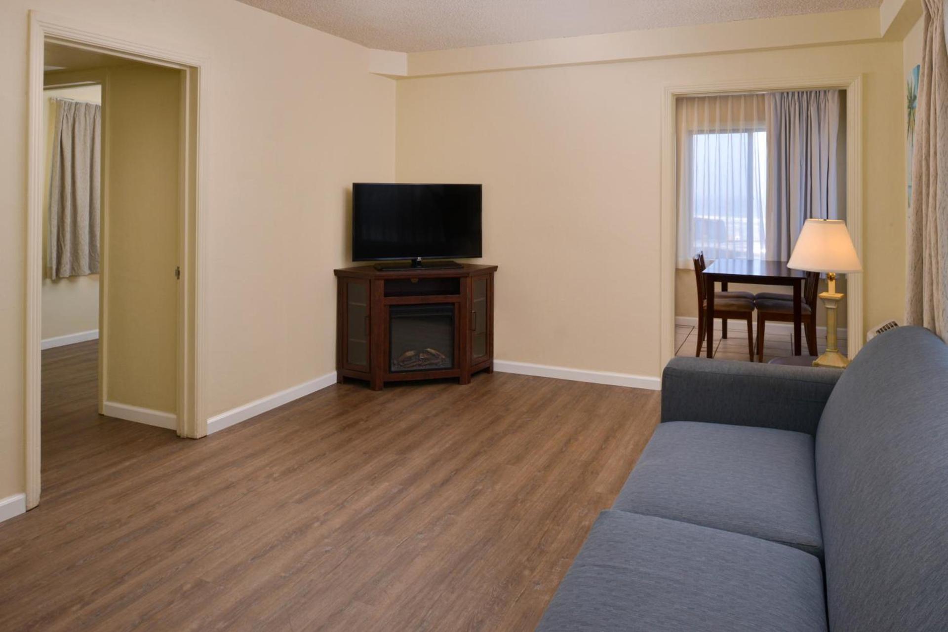 Edgewater Inn and Suites photo 79