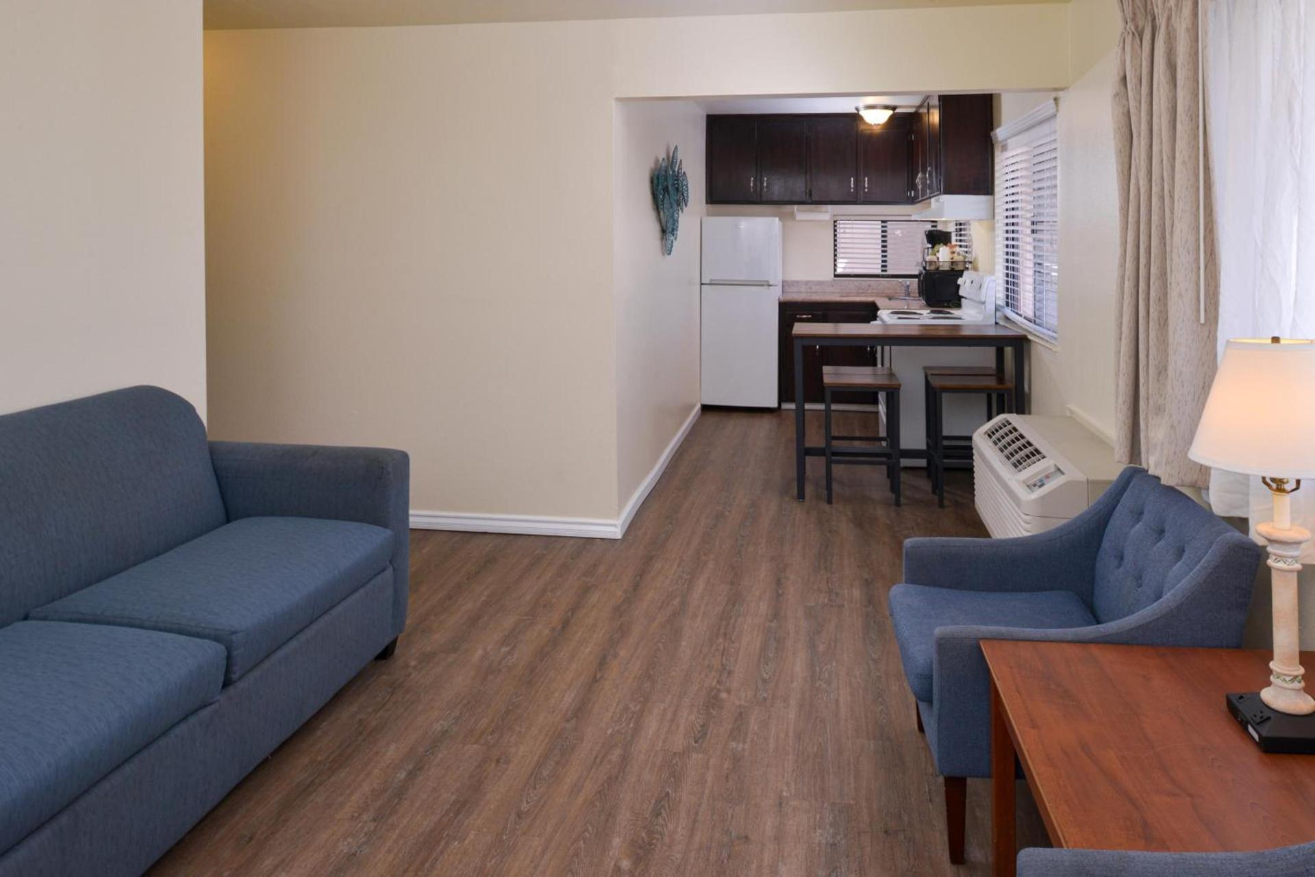 Edgewater Inn and Suites photo 86