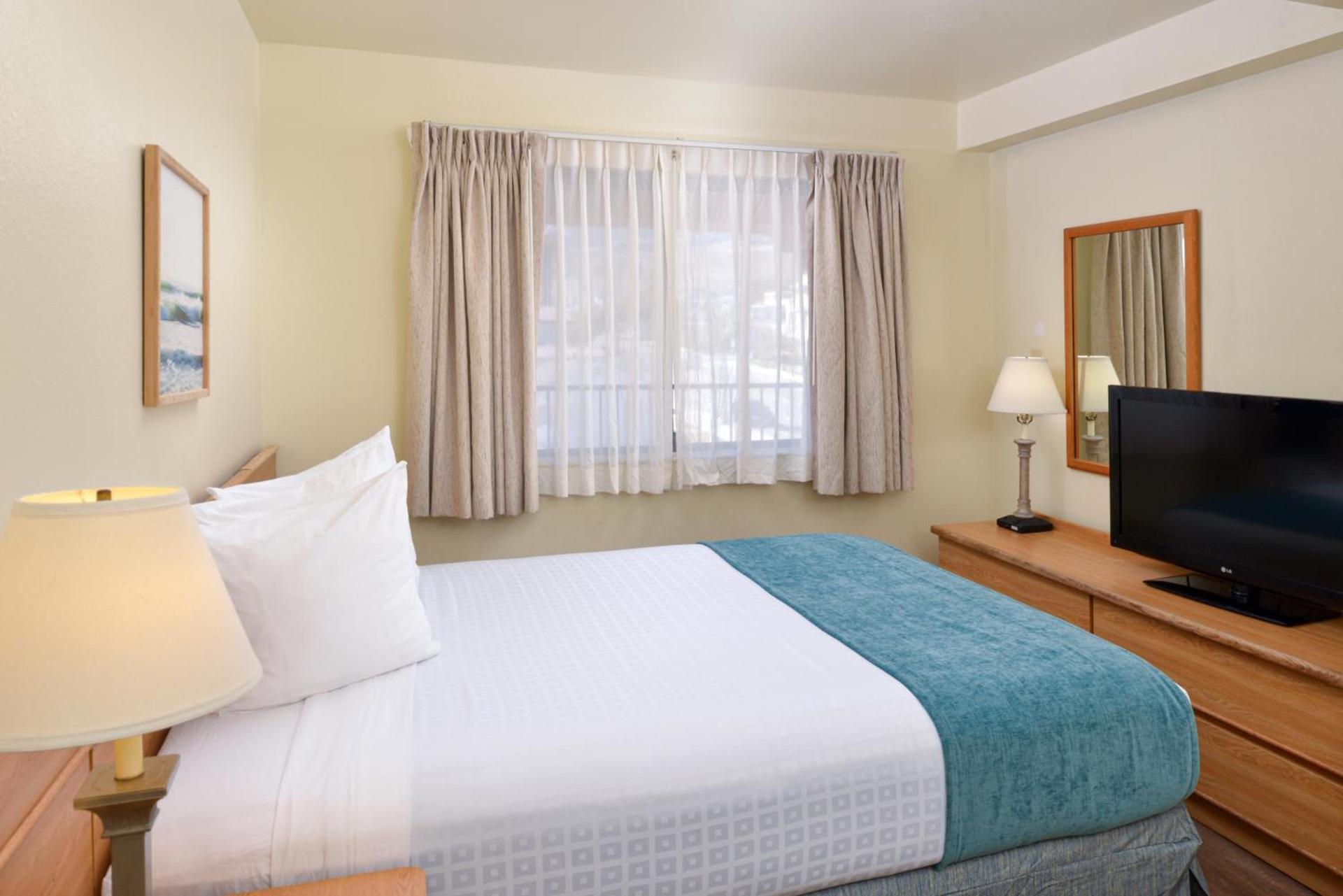 Edgewater Inn and Suites photo 84