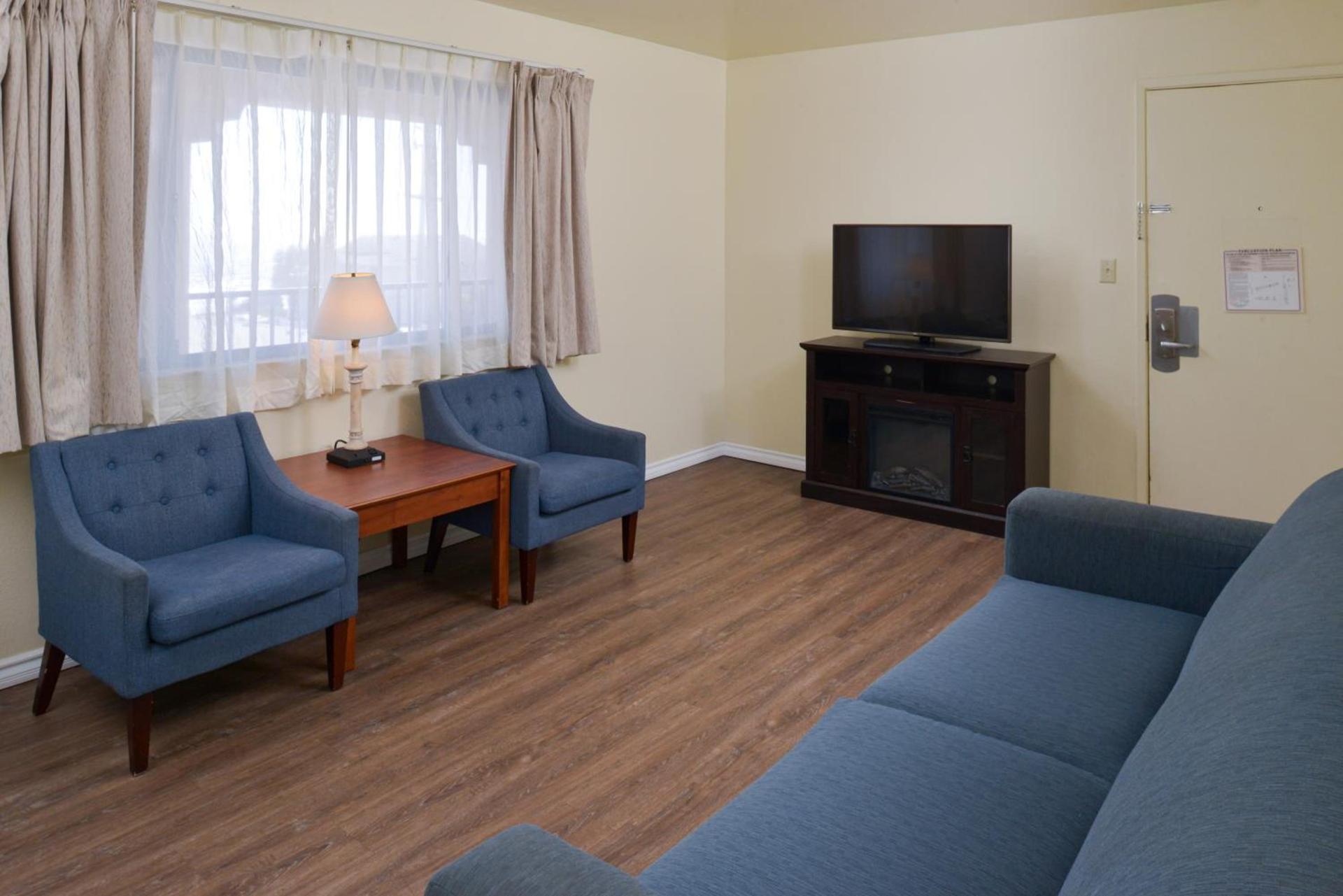 Edgewater Inn and Suites photo 89