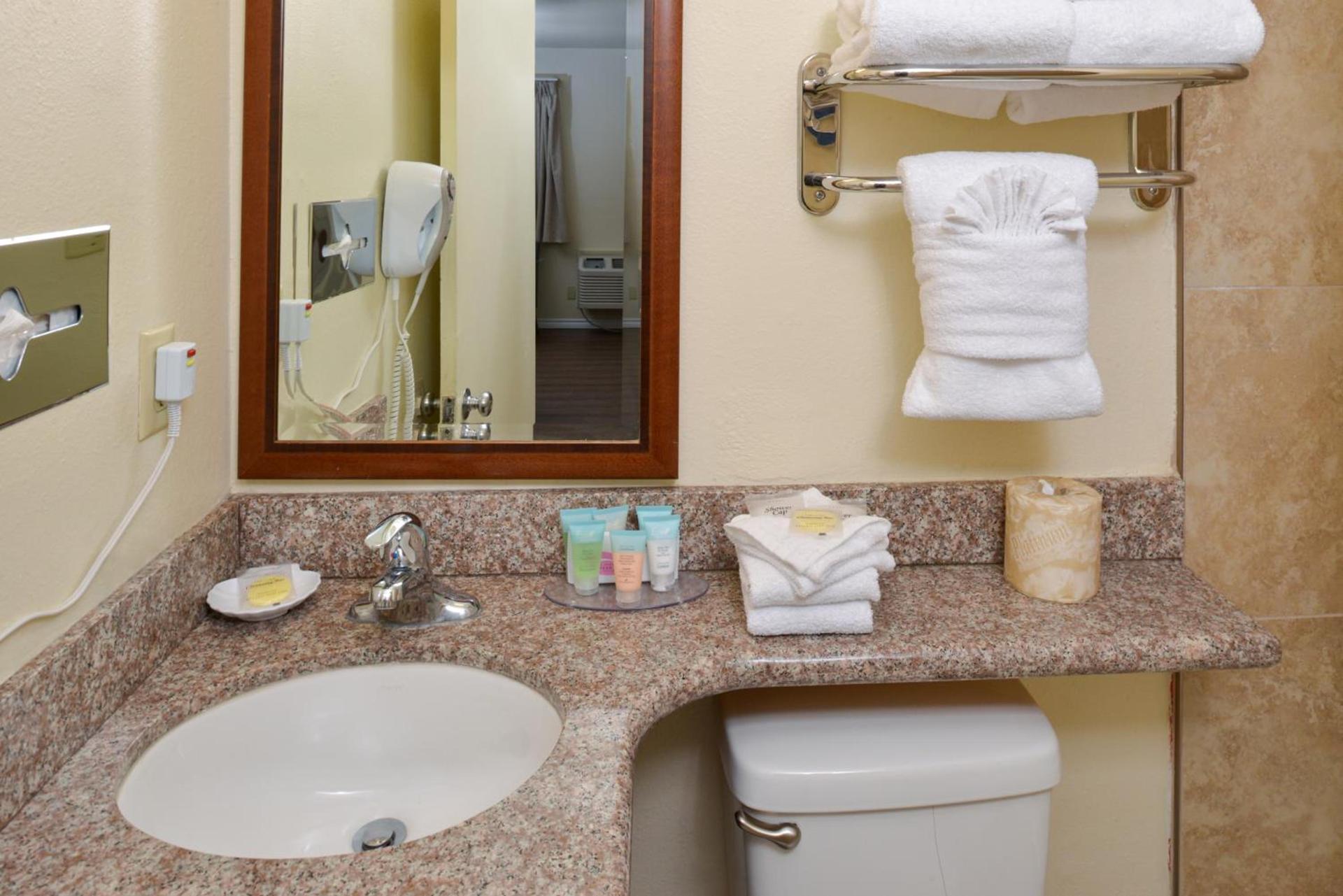 Edgewater Inn and Suites photo 88
