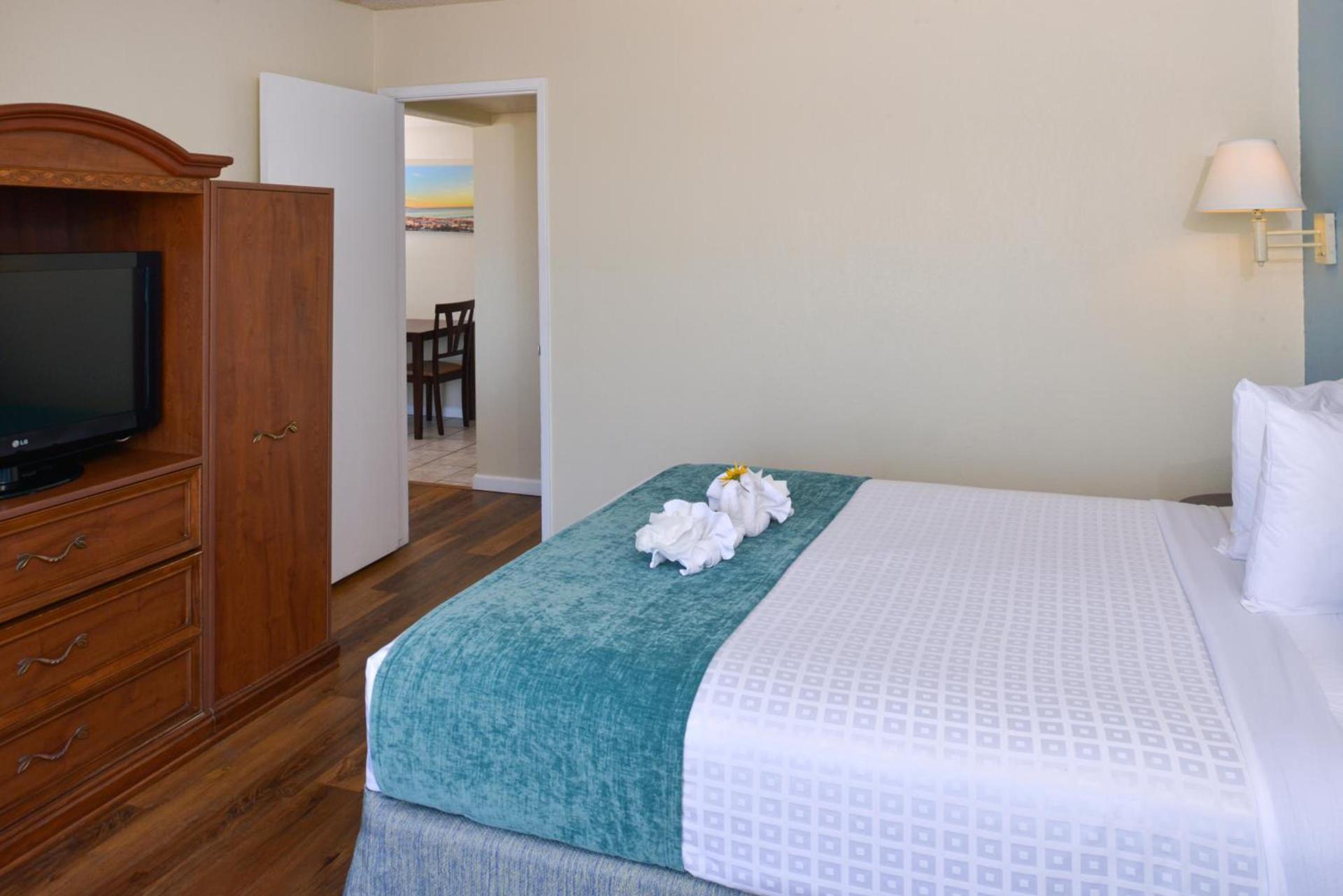 Edgewater Inn and Suites photo 90