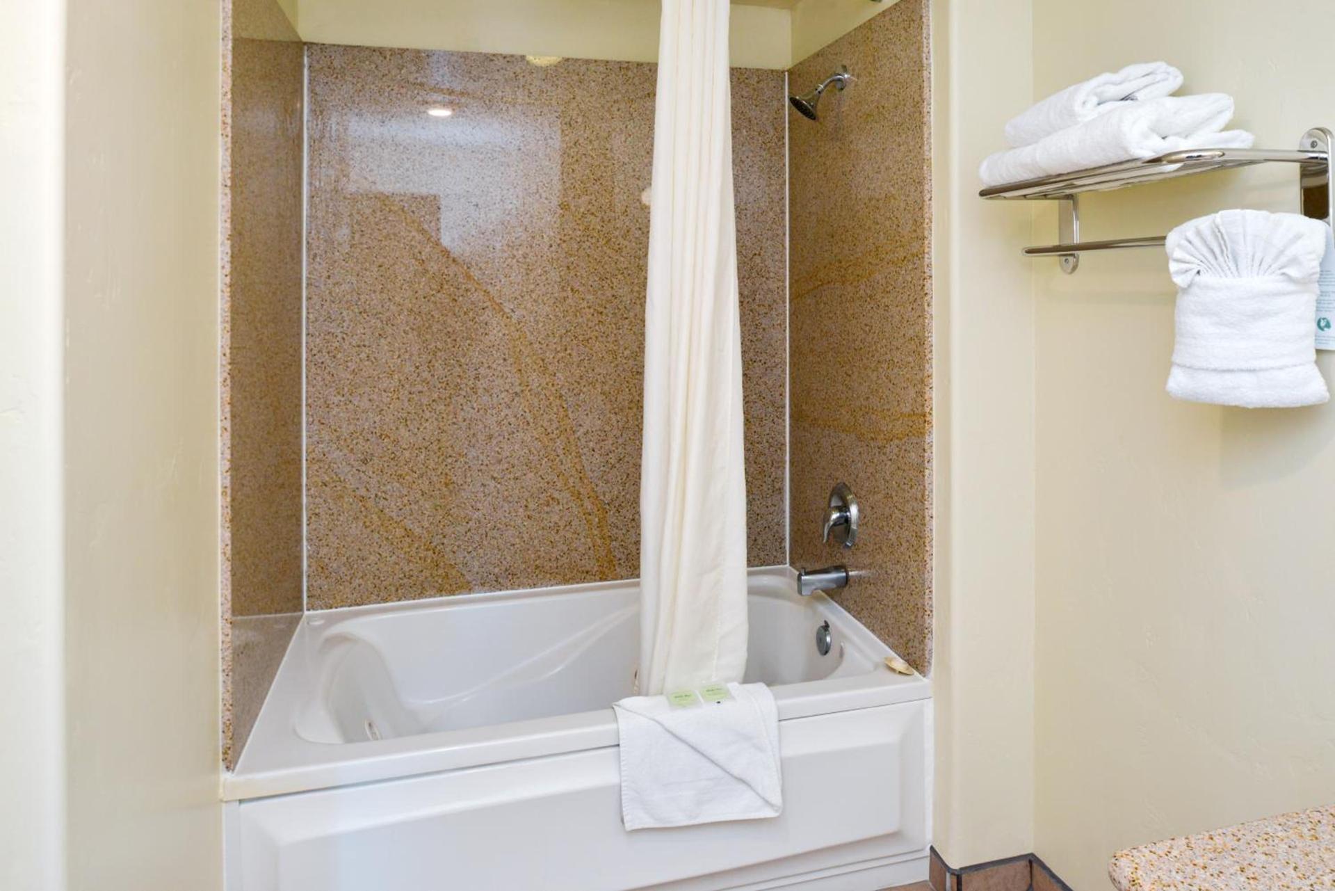 Edgewater Inn and Suites photo 97