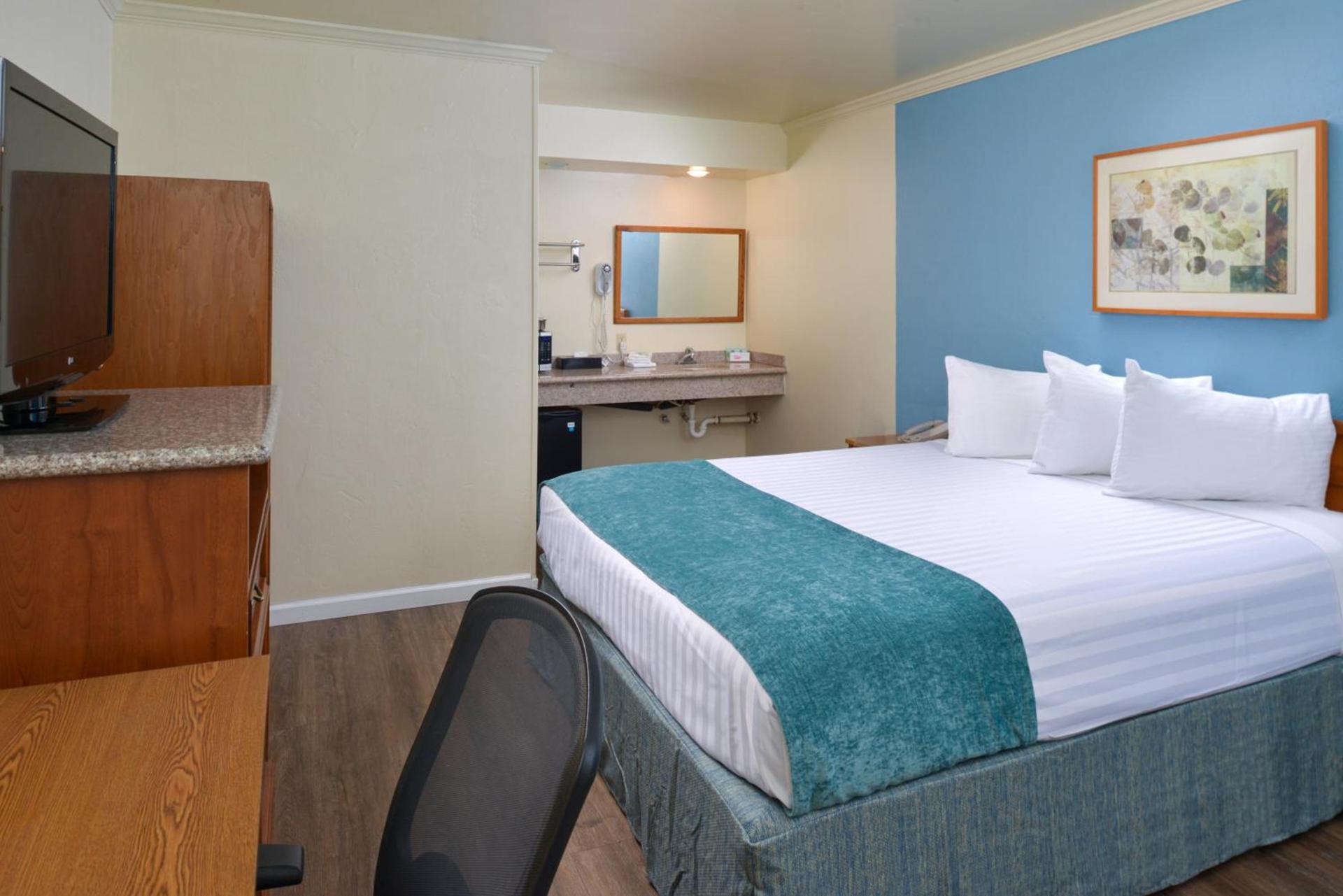 Edgewater Inn and Suites photo 98