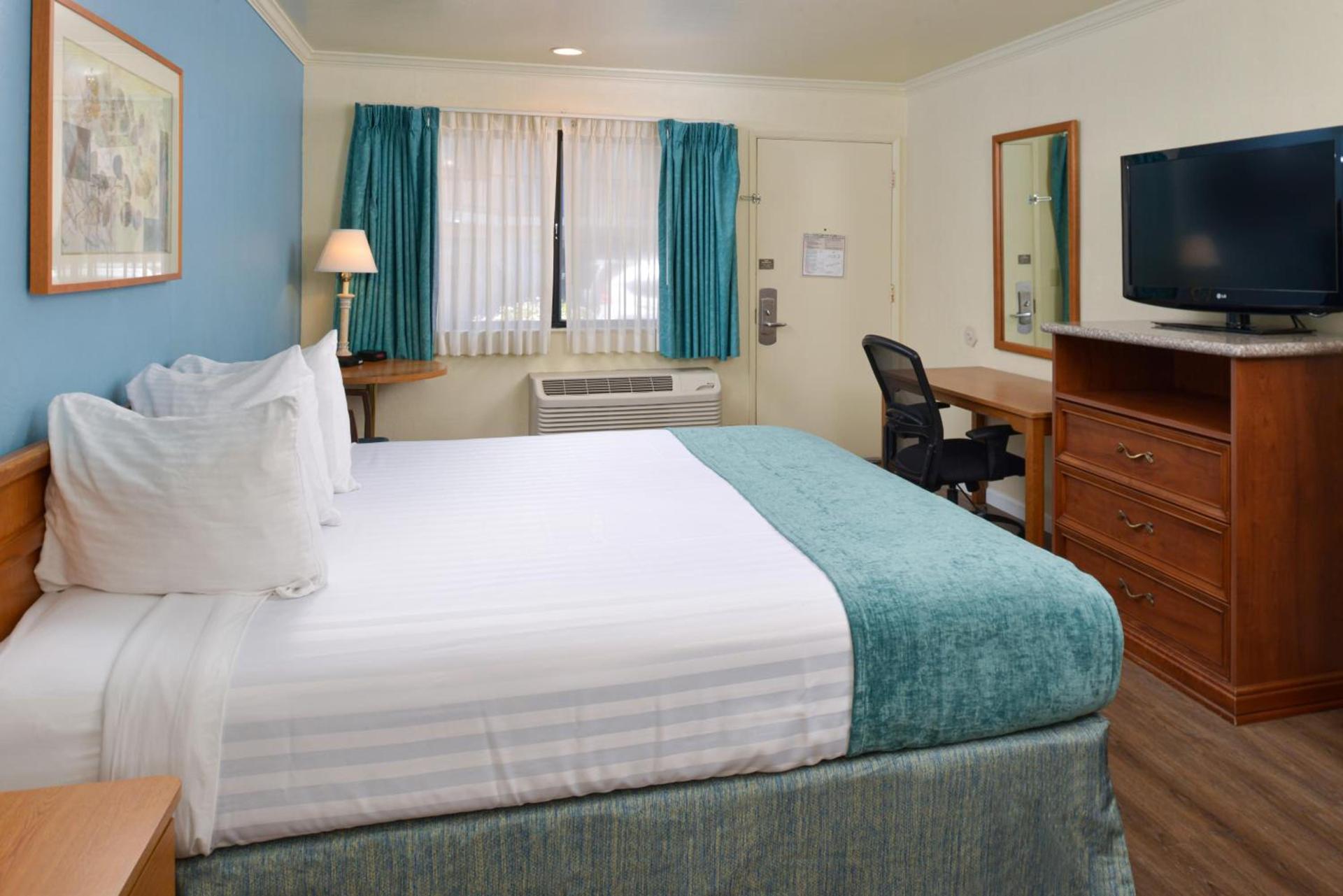 Edgewater Inn and Suites photo 99