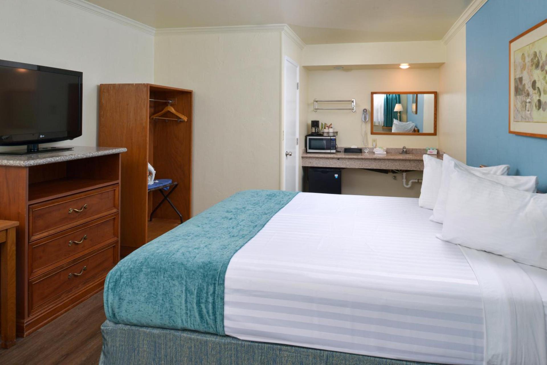 Edgewater Inn and Suites photo 100