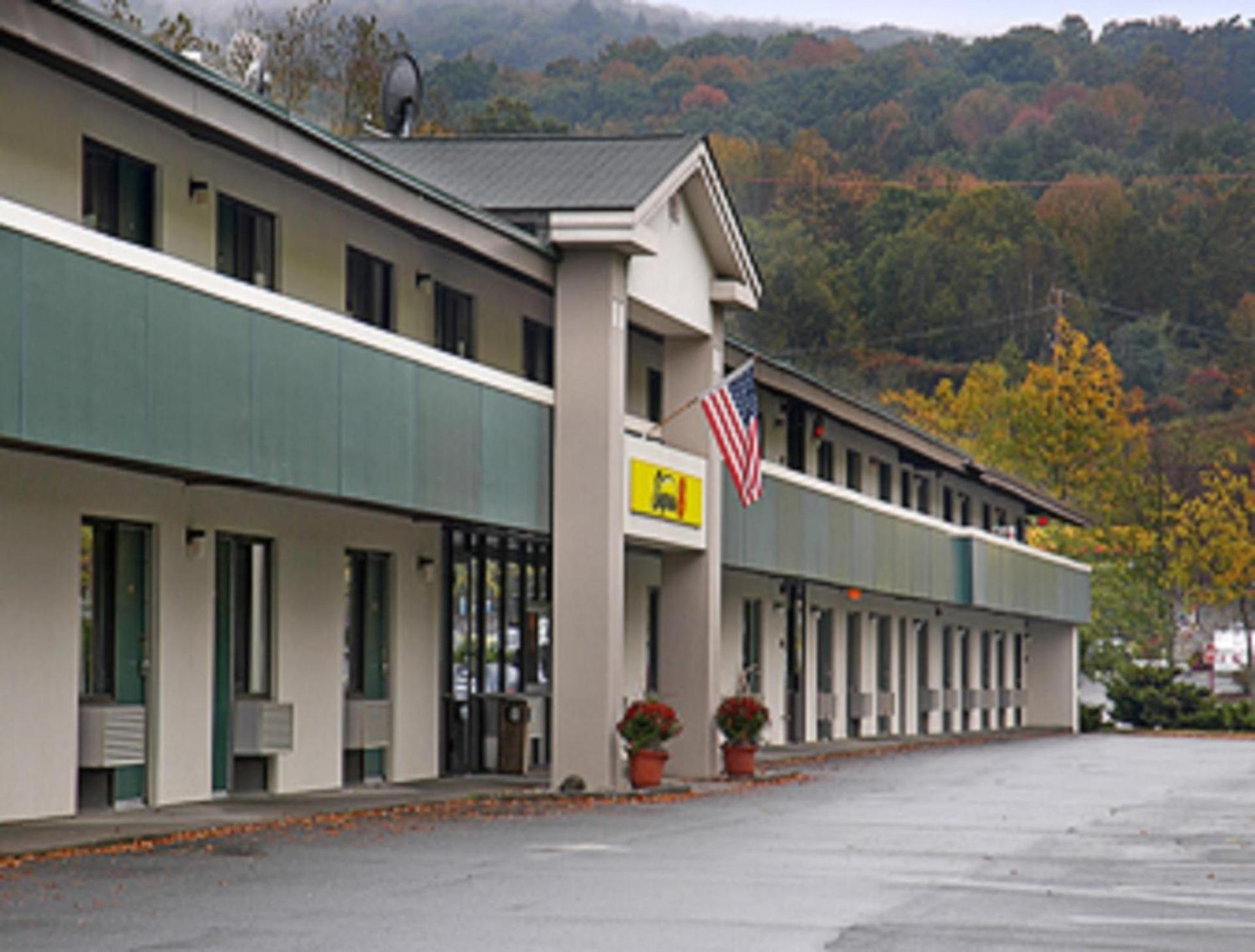 Super 8 by Wyndham White River Junction photo 17