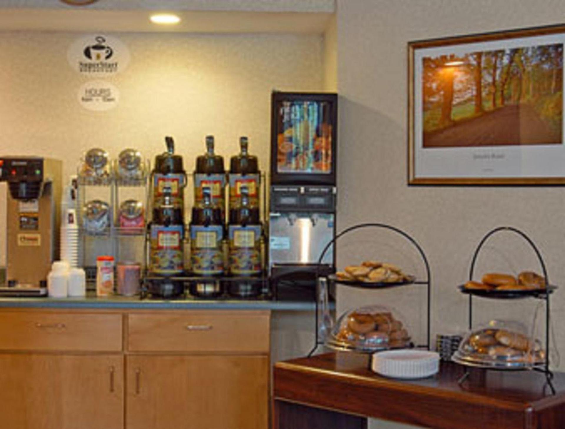 Super 8 by Wyndham White River Junction photo 40