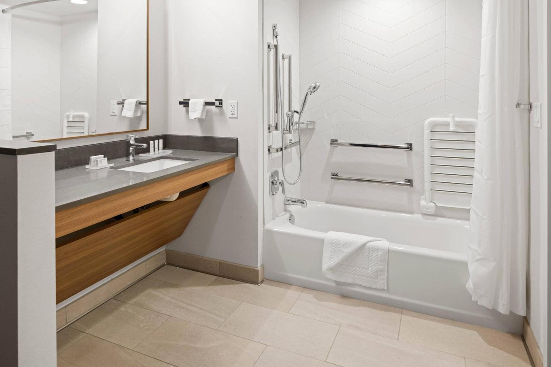 Fairfield Inn & Suites by Marriott San Diego Pacific Beach photo 23