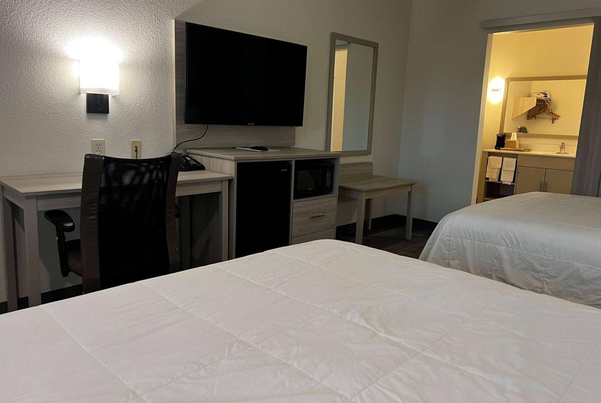 Super 8 by Wyndham Rosenberg TX photo 10