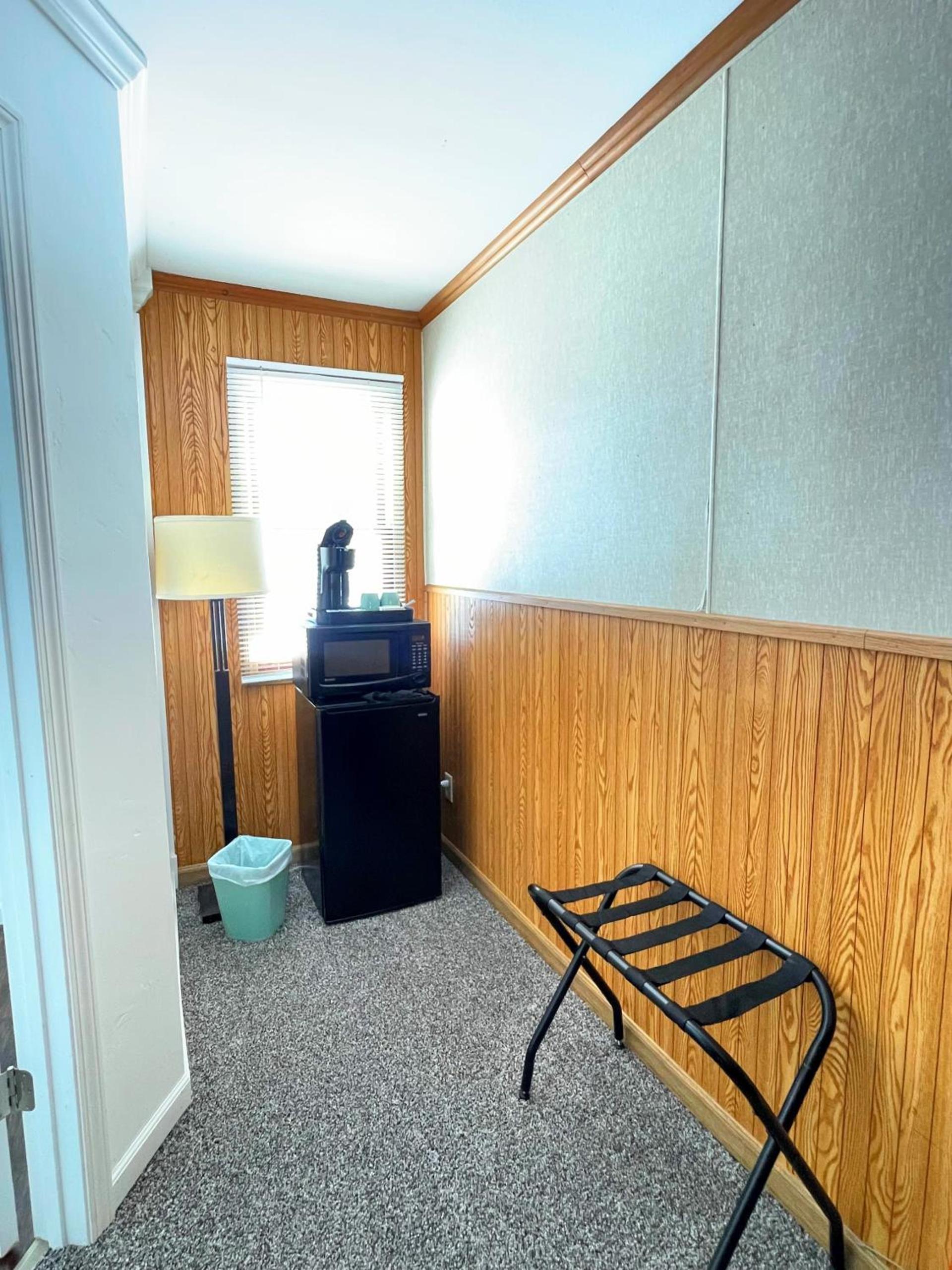Hillcrest Motel photo 18