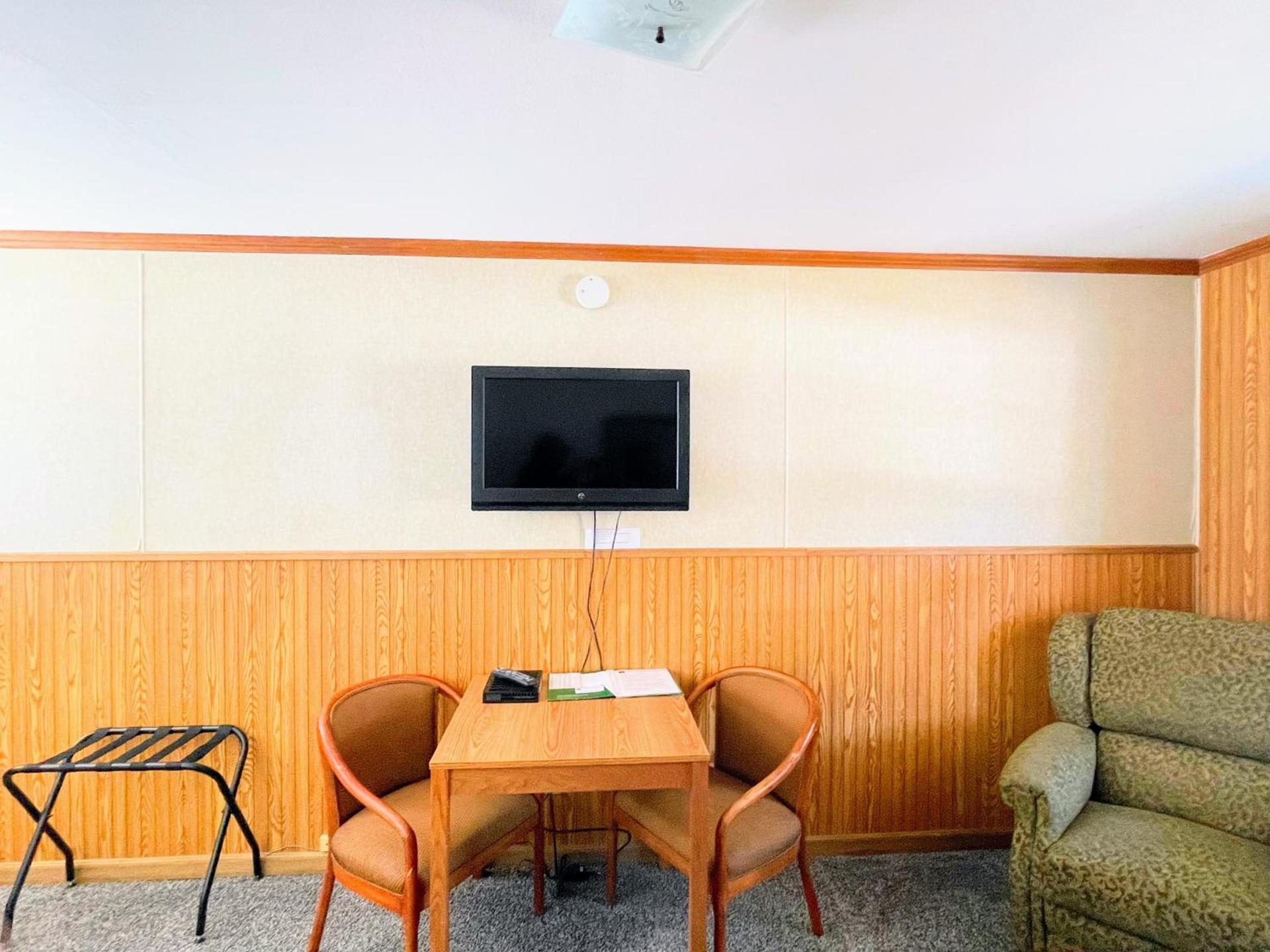 Hillcrest Motel photo 24