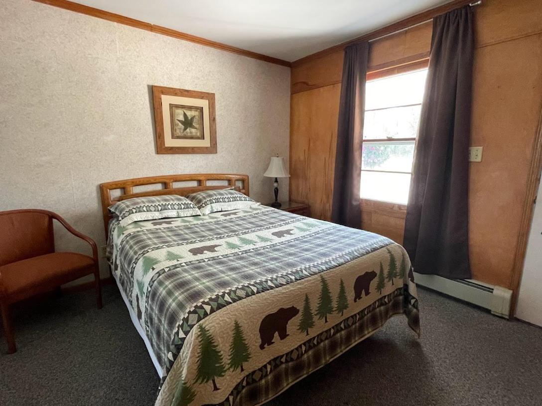 Hillcrest Motel photo 20