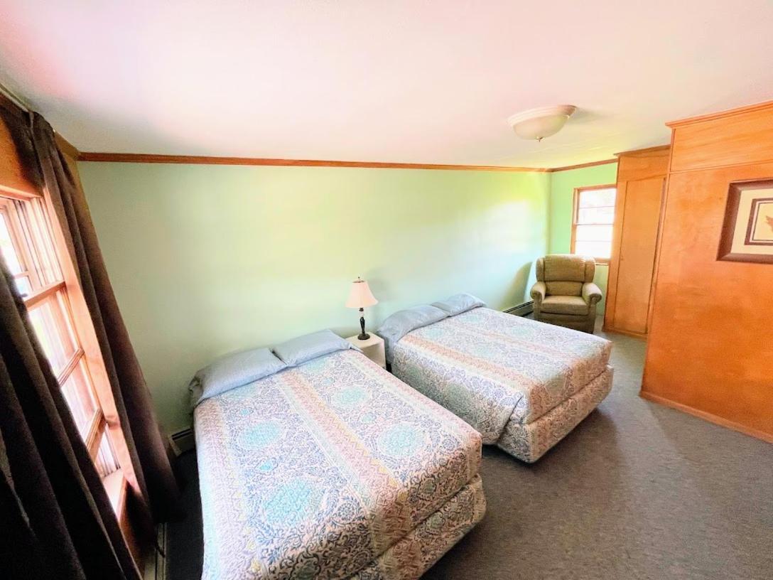 Hillcrest Motel photo 14
