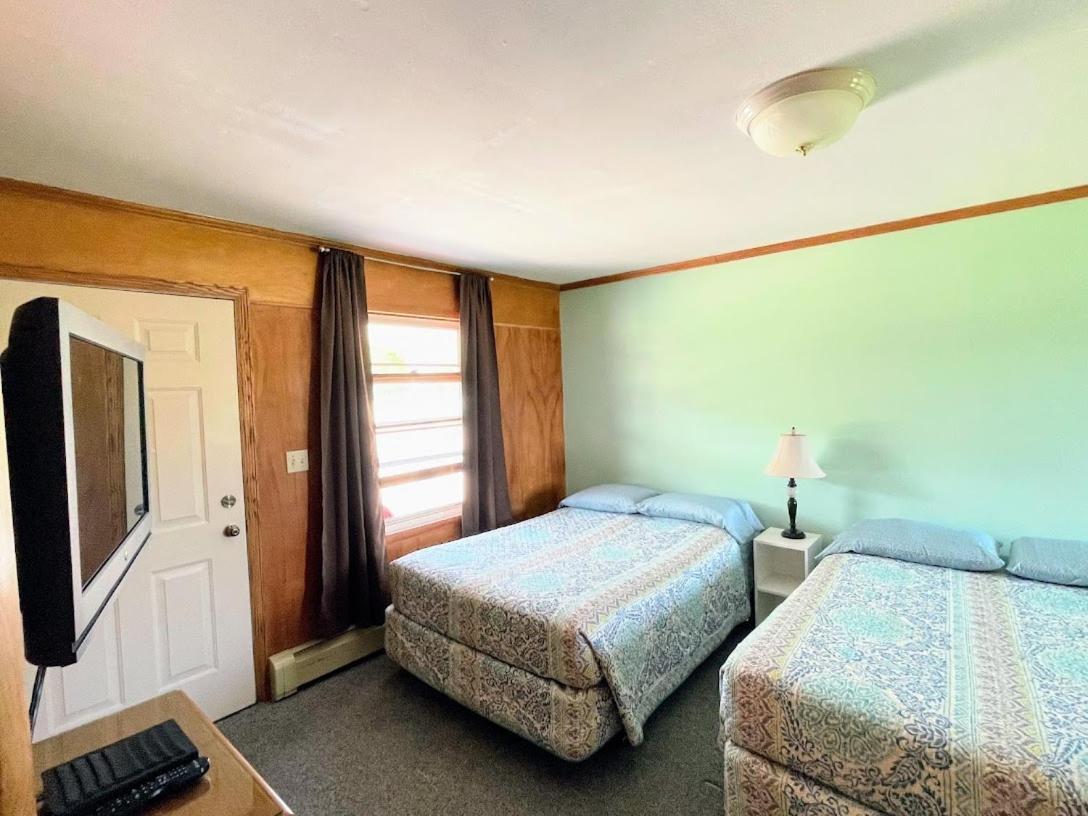 Hillcrest Motel photo 31
