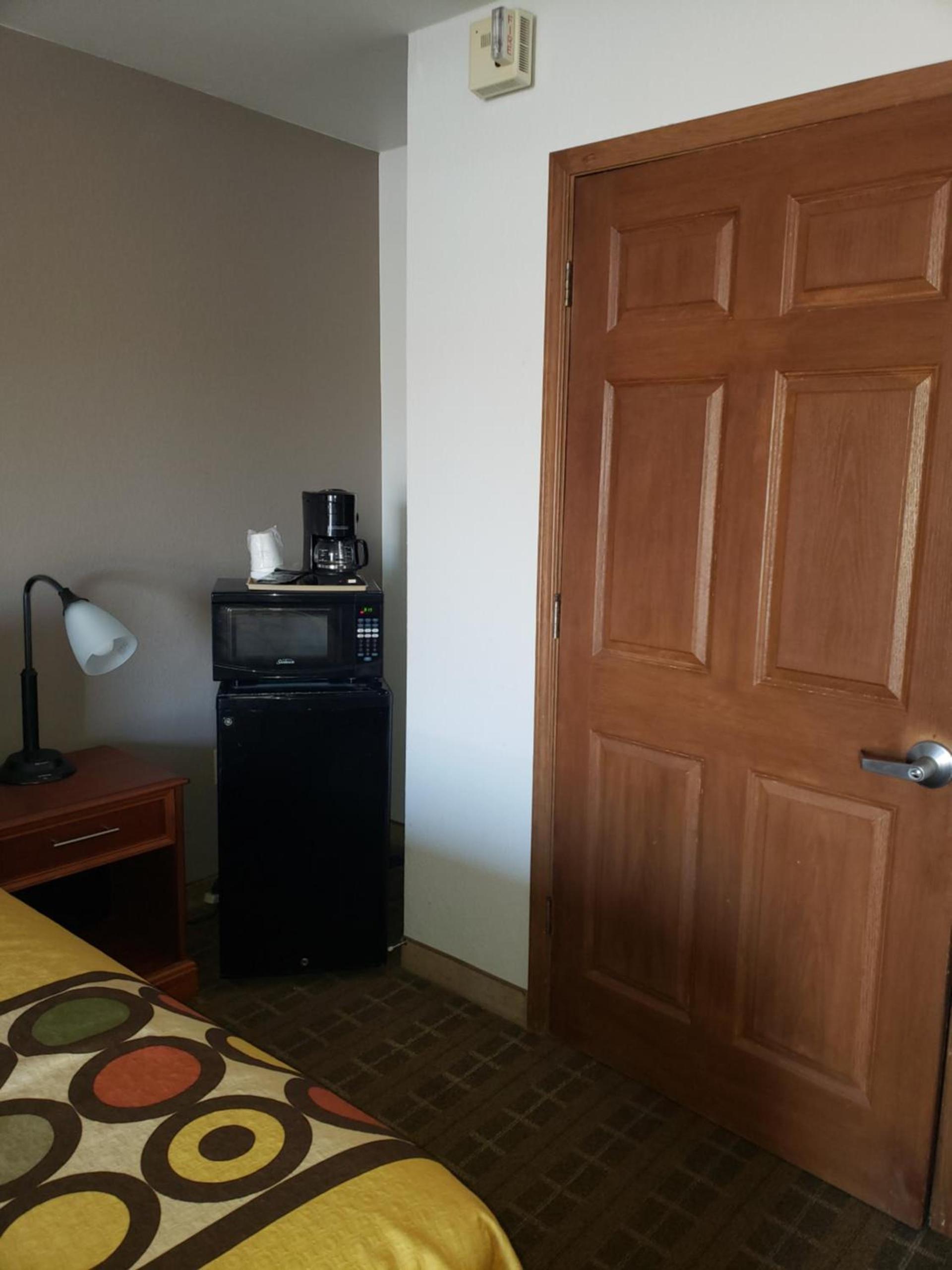 Super 8 by Wyndham Clinton photo 38