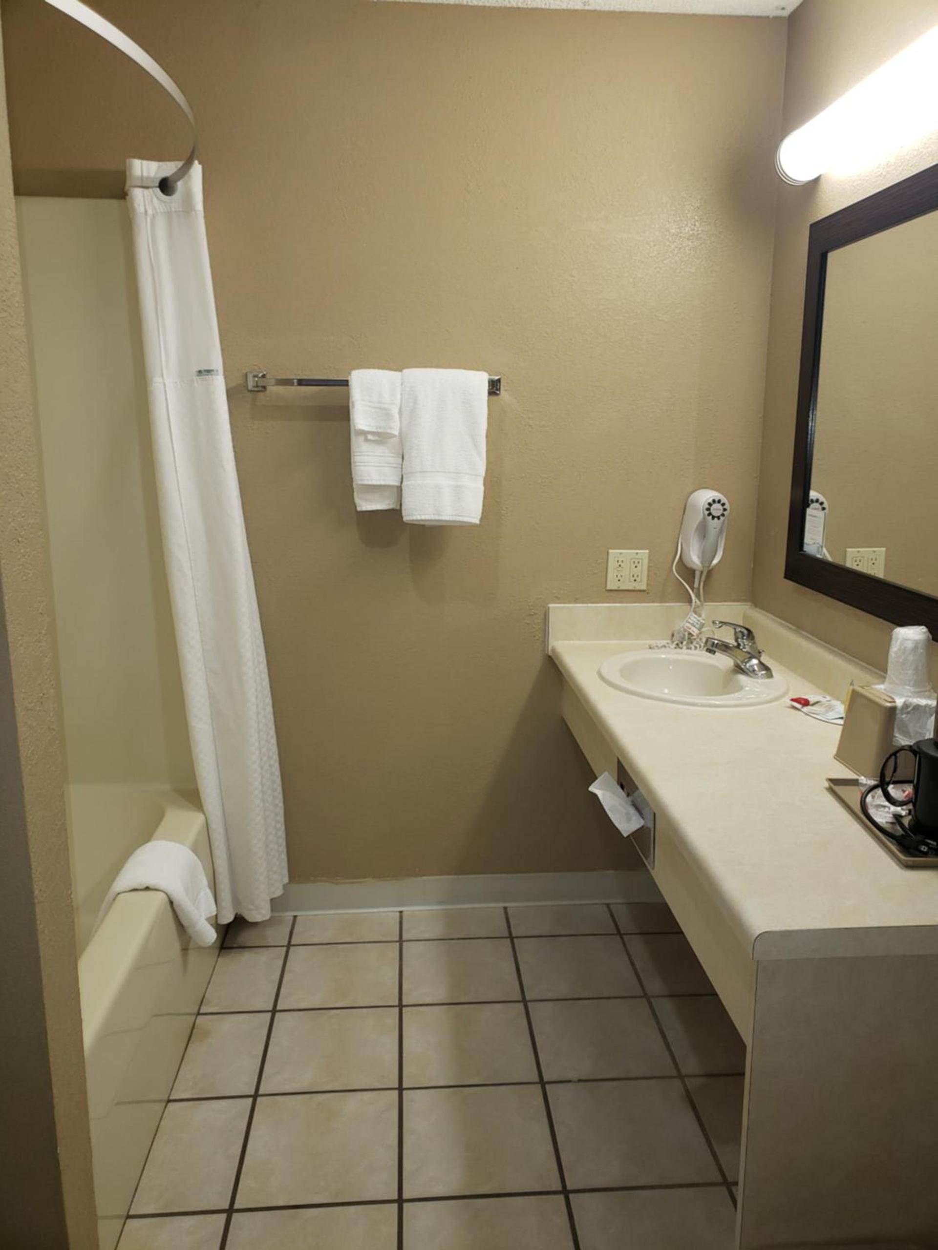 Super 8 by Wyndham Clinton photo 39