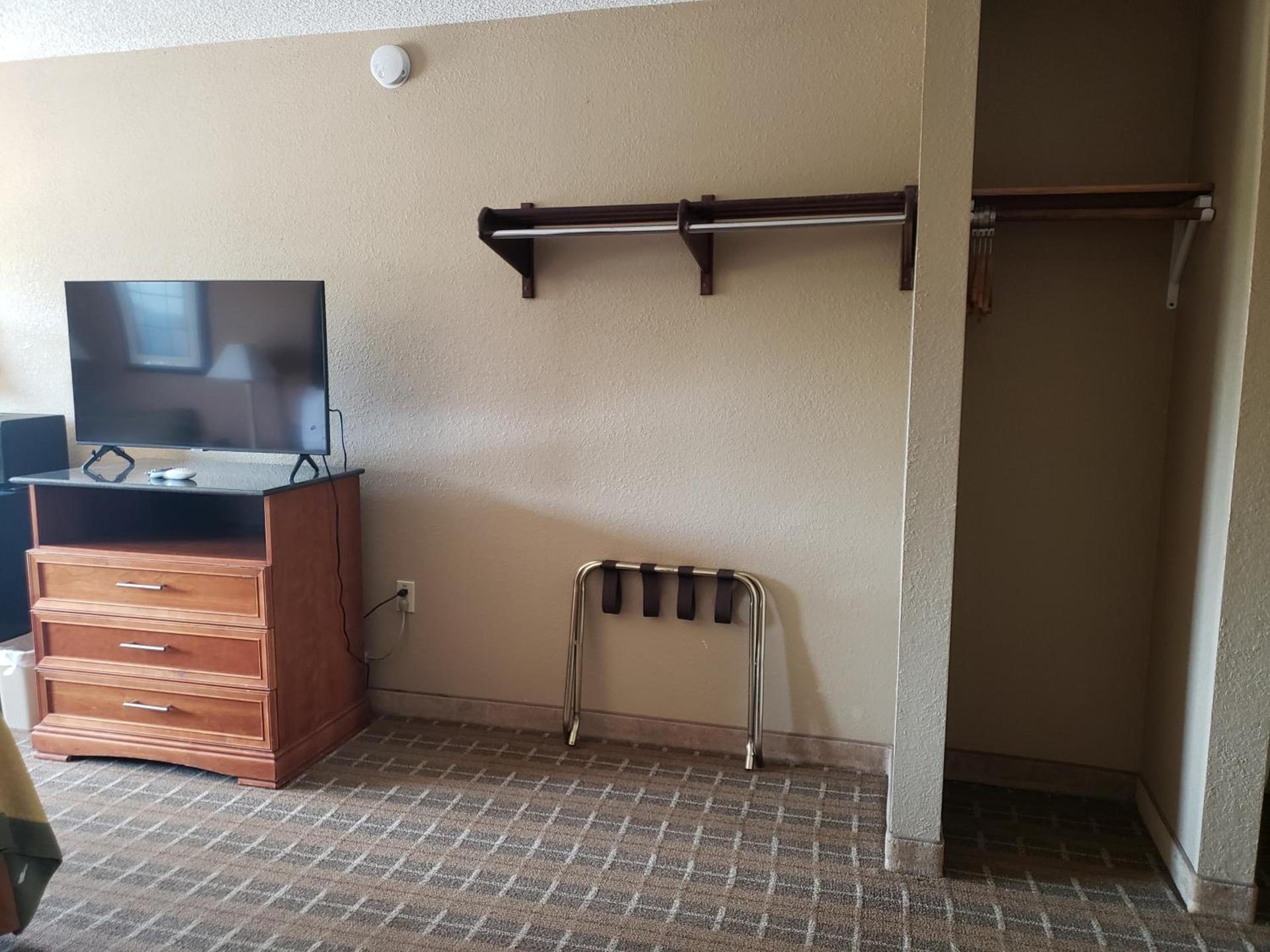 Super 8 by Wyndham Clinton photo 40